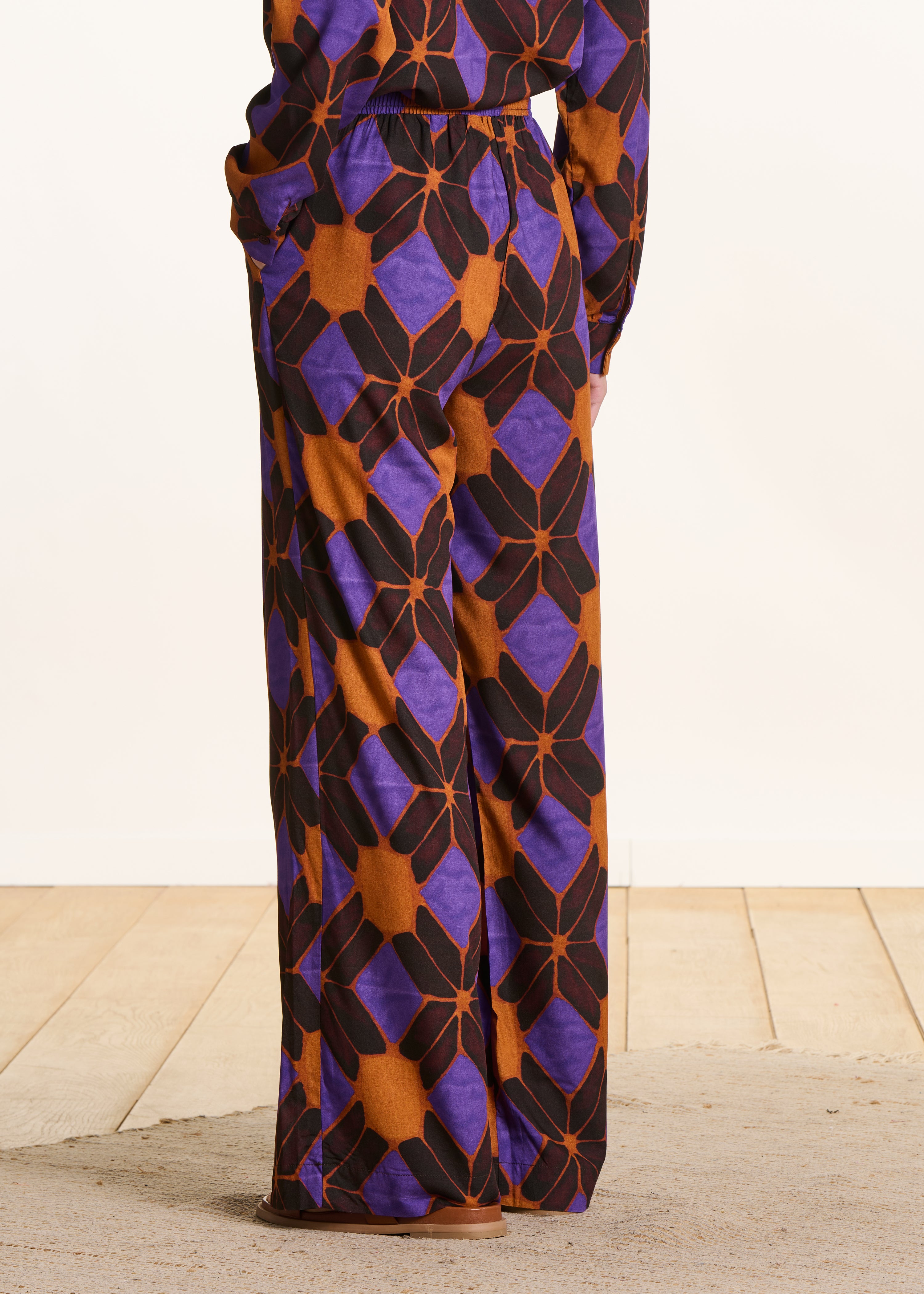 Pantalon large orange et violet à imprimé