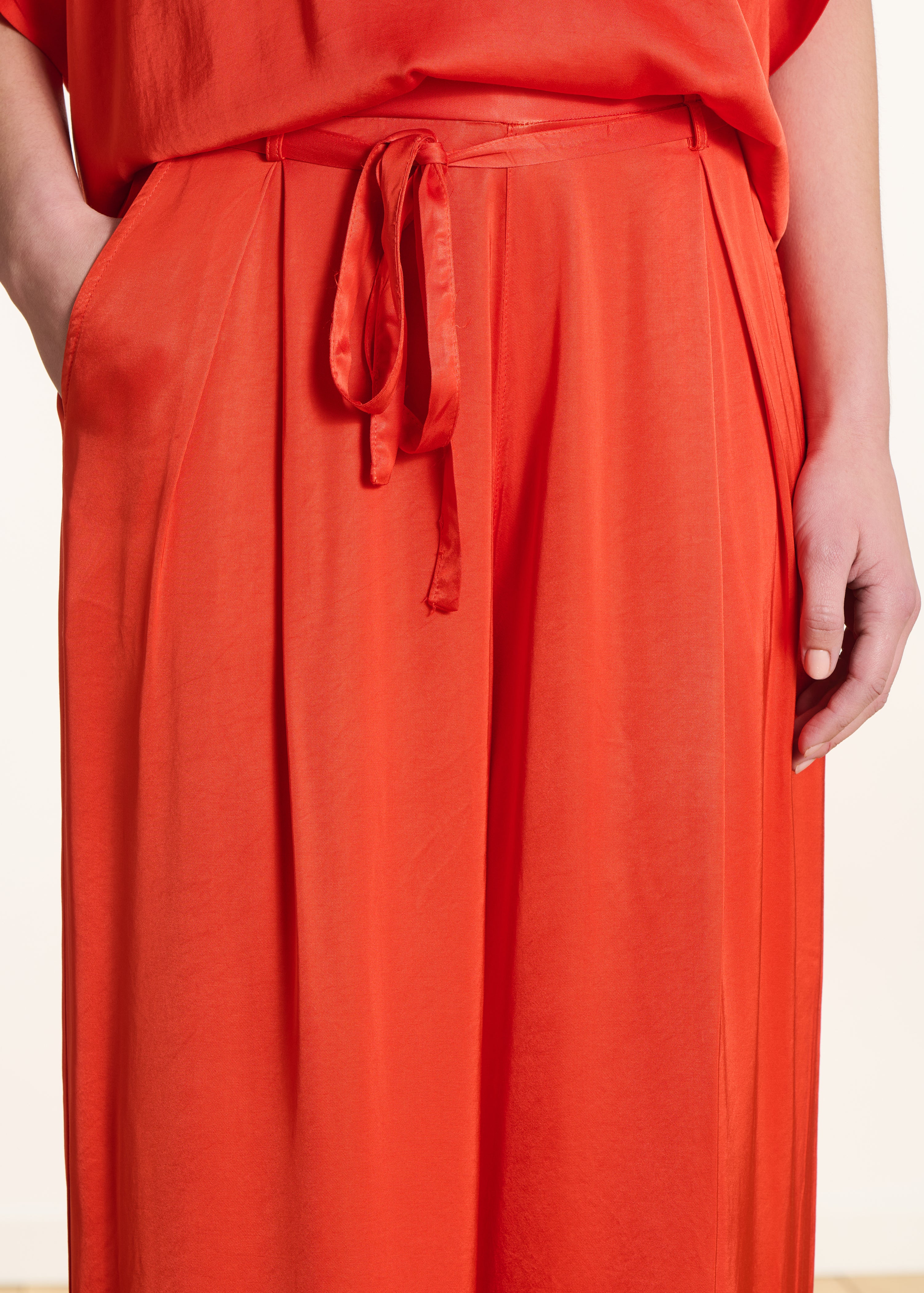 Wijde oranje satijnen broek met hoge taille