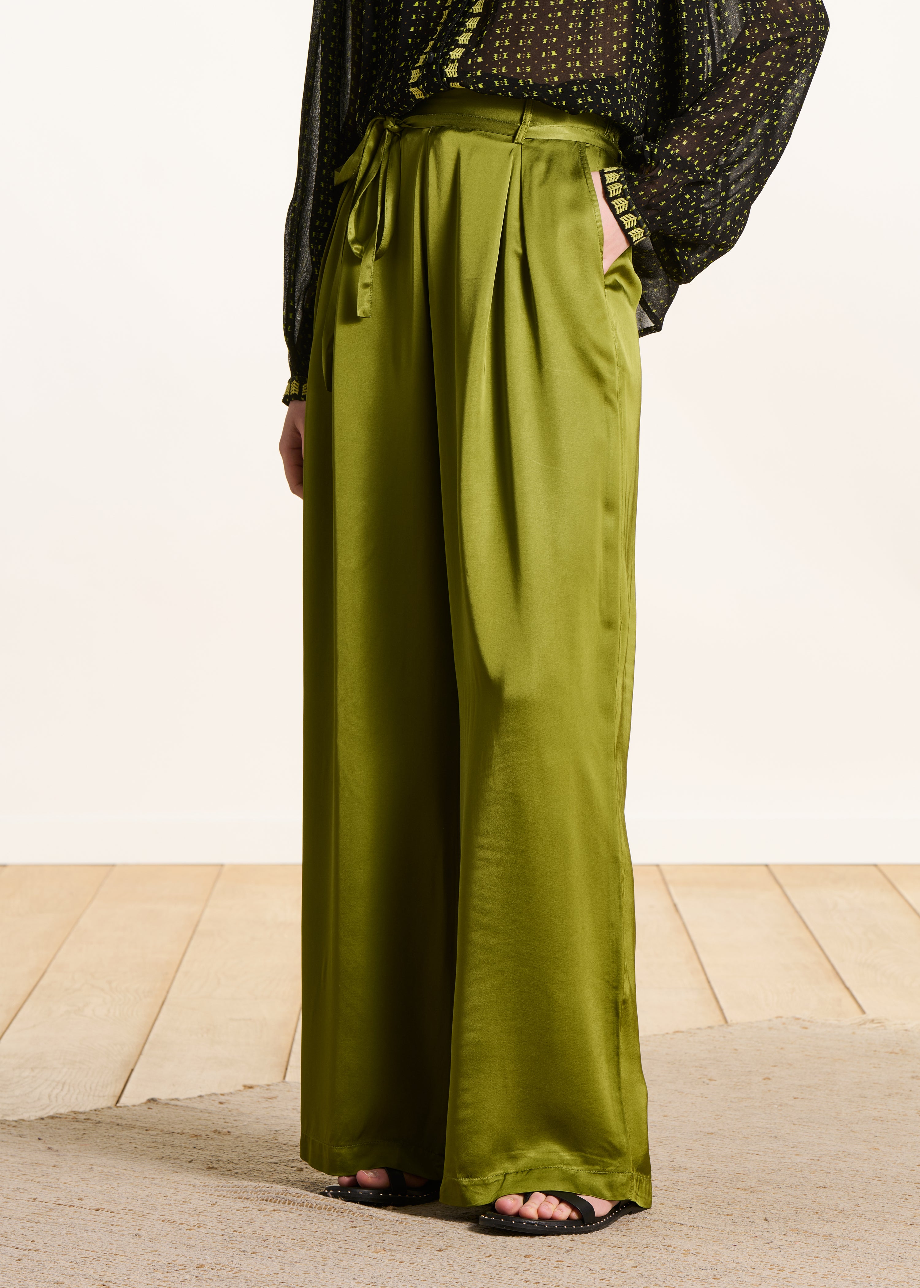 Pantalon large vert en satin taille haute