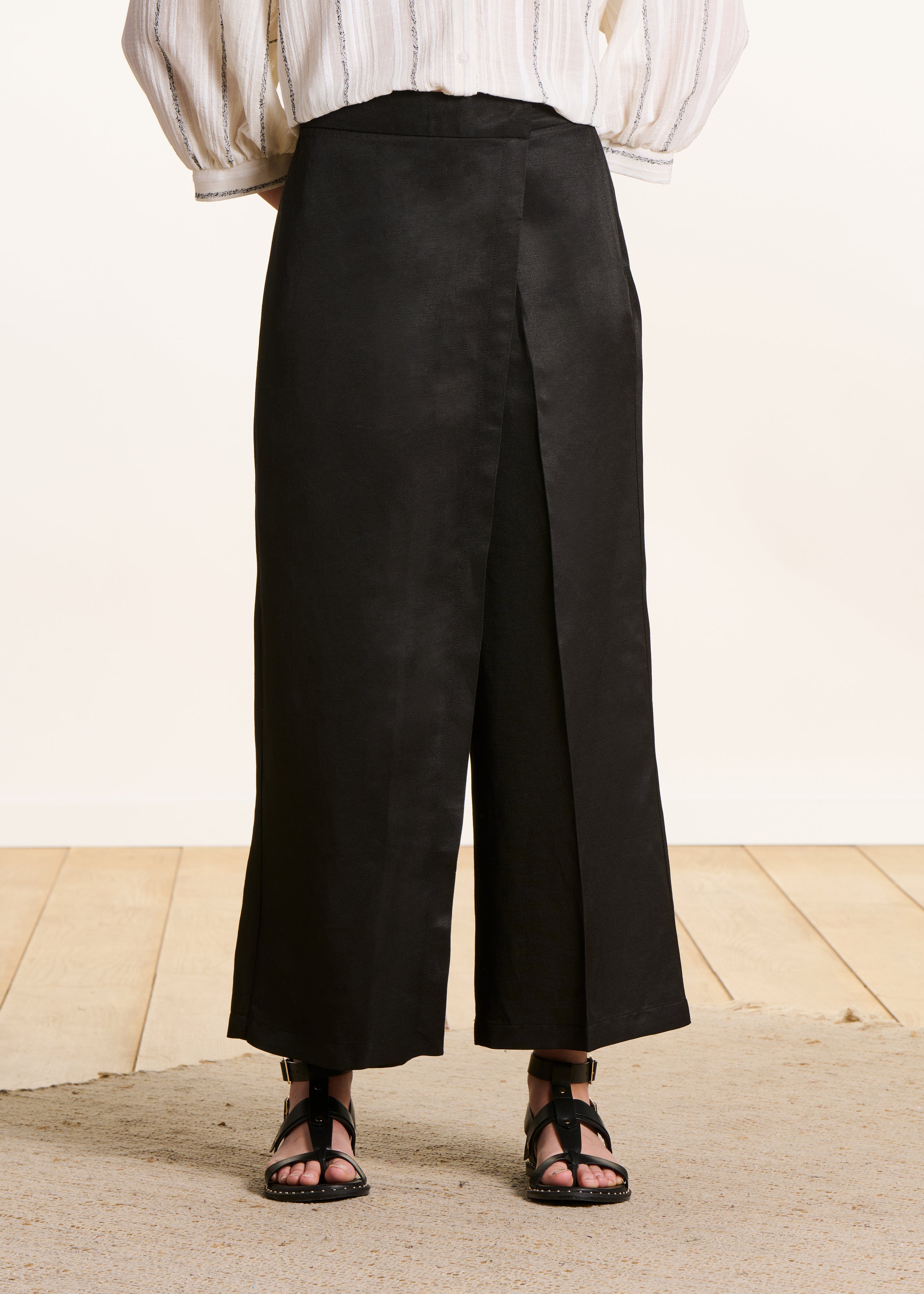 Hoch taillierte 7/8-Hose in schwarz mit Schlitz