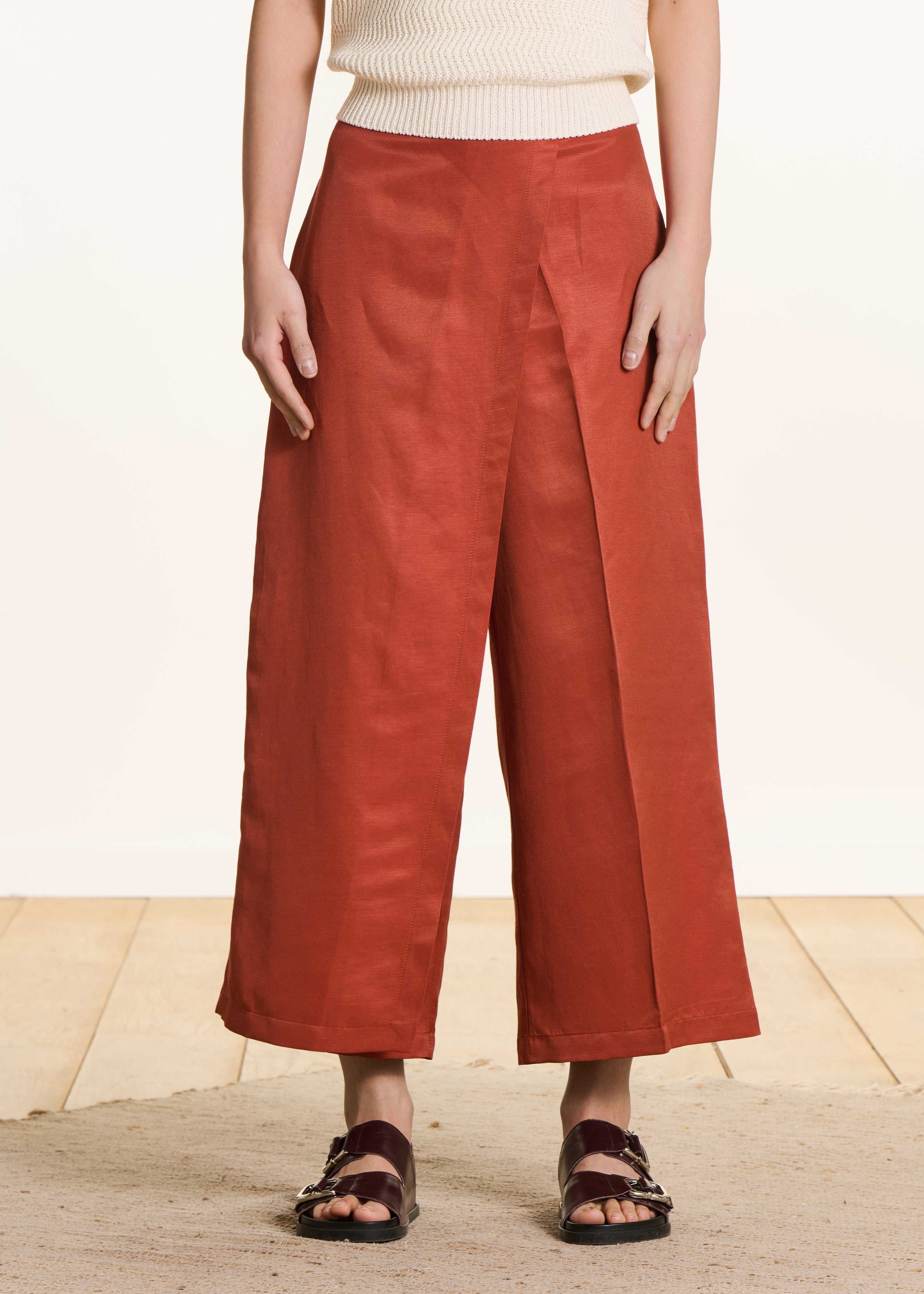 Hoch taillierte 7/8-Hose in Ziegelrot mit Schlitz