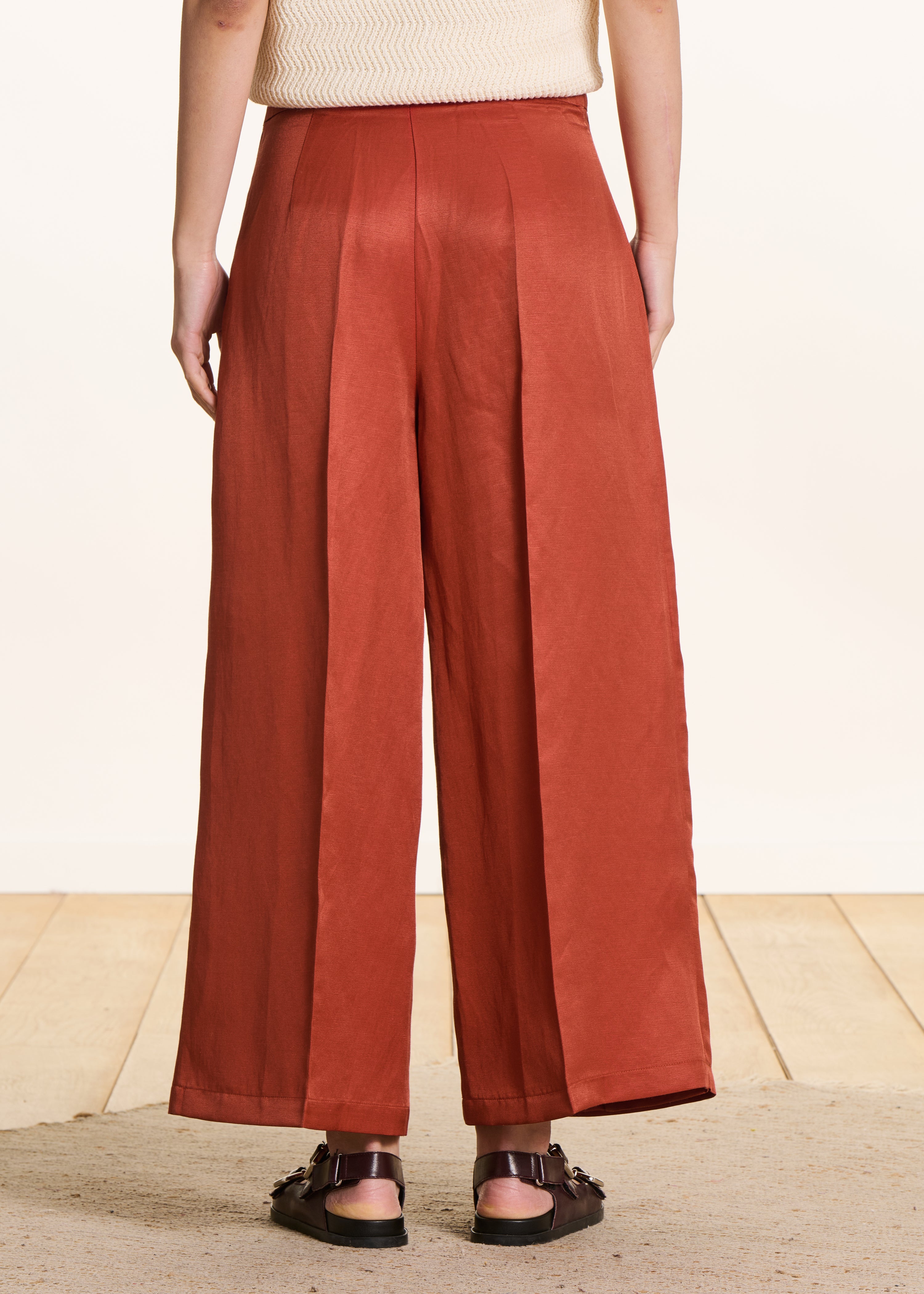 Hoch taillierte 7/8-Hose in Ziegelrot mit Schlitz