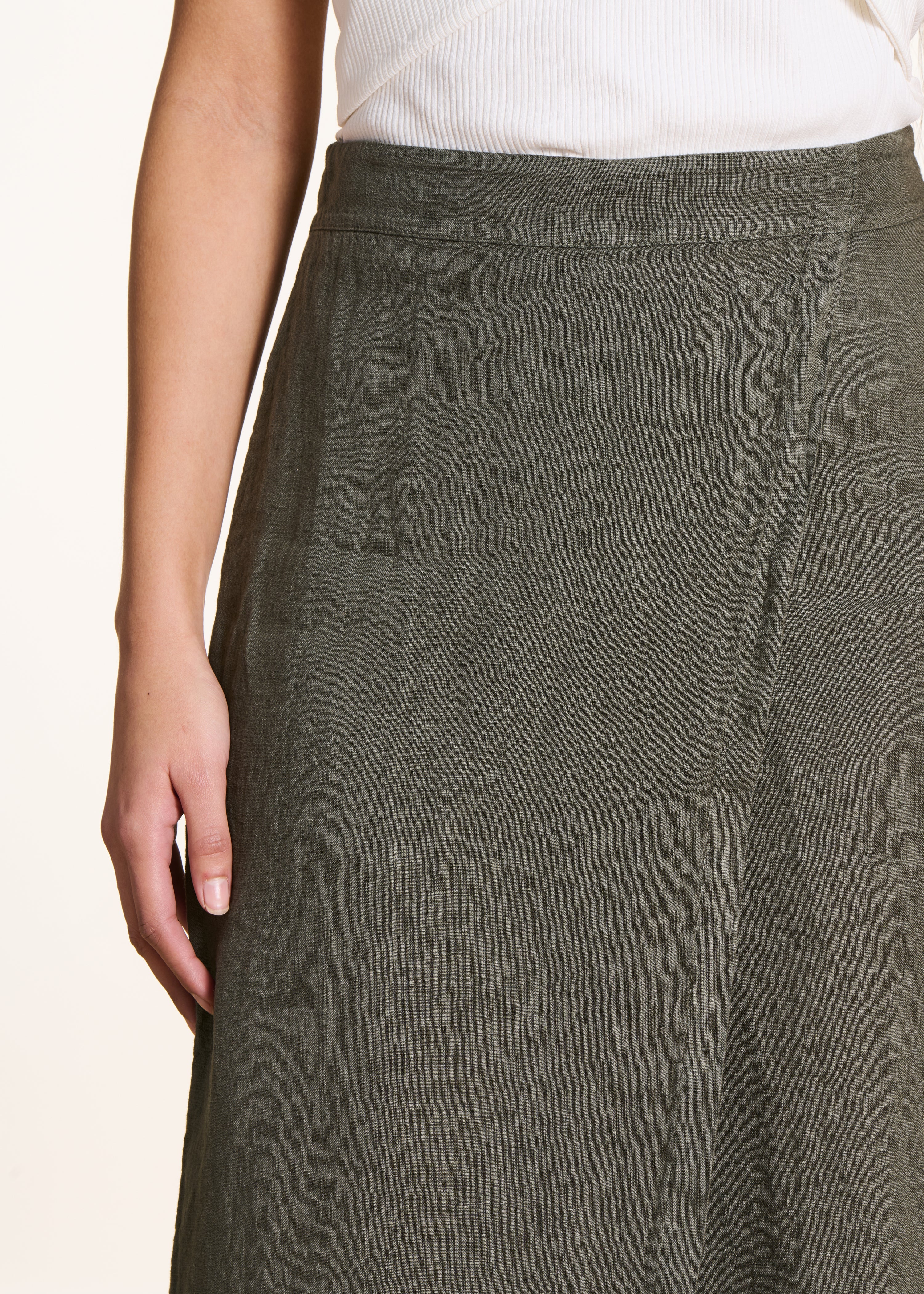 Weite 7/8-Hose in Khaki aus Leinen mit Schlitz