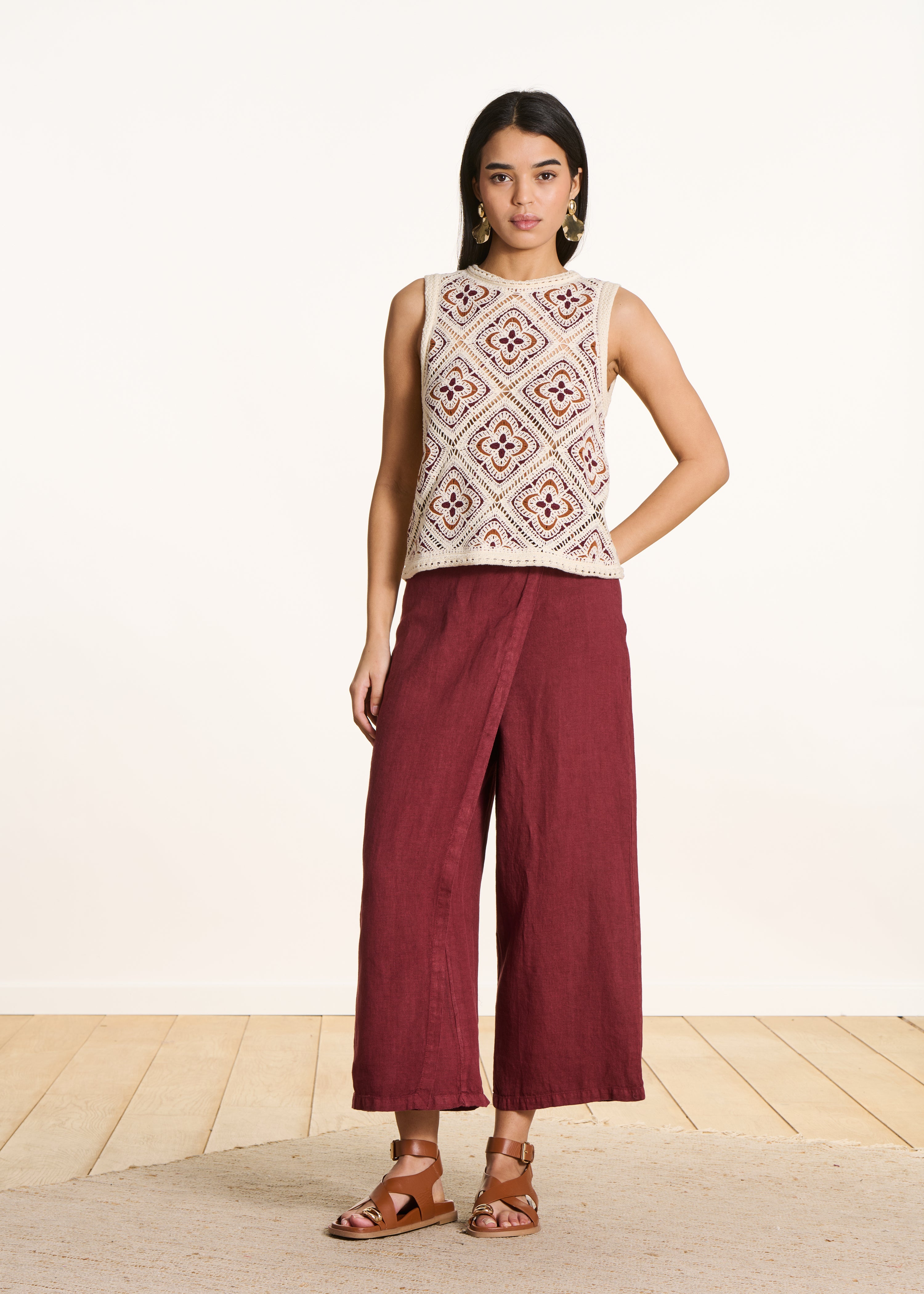 Wide 7/8-length burgundy linen trousers with panel