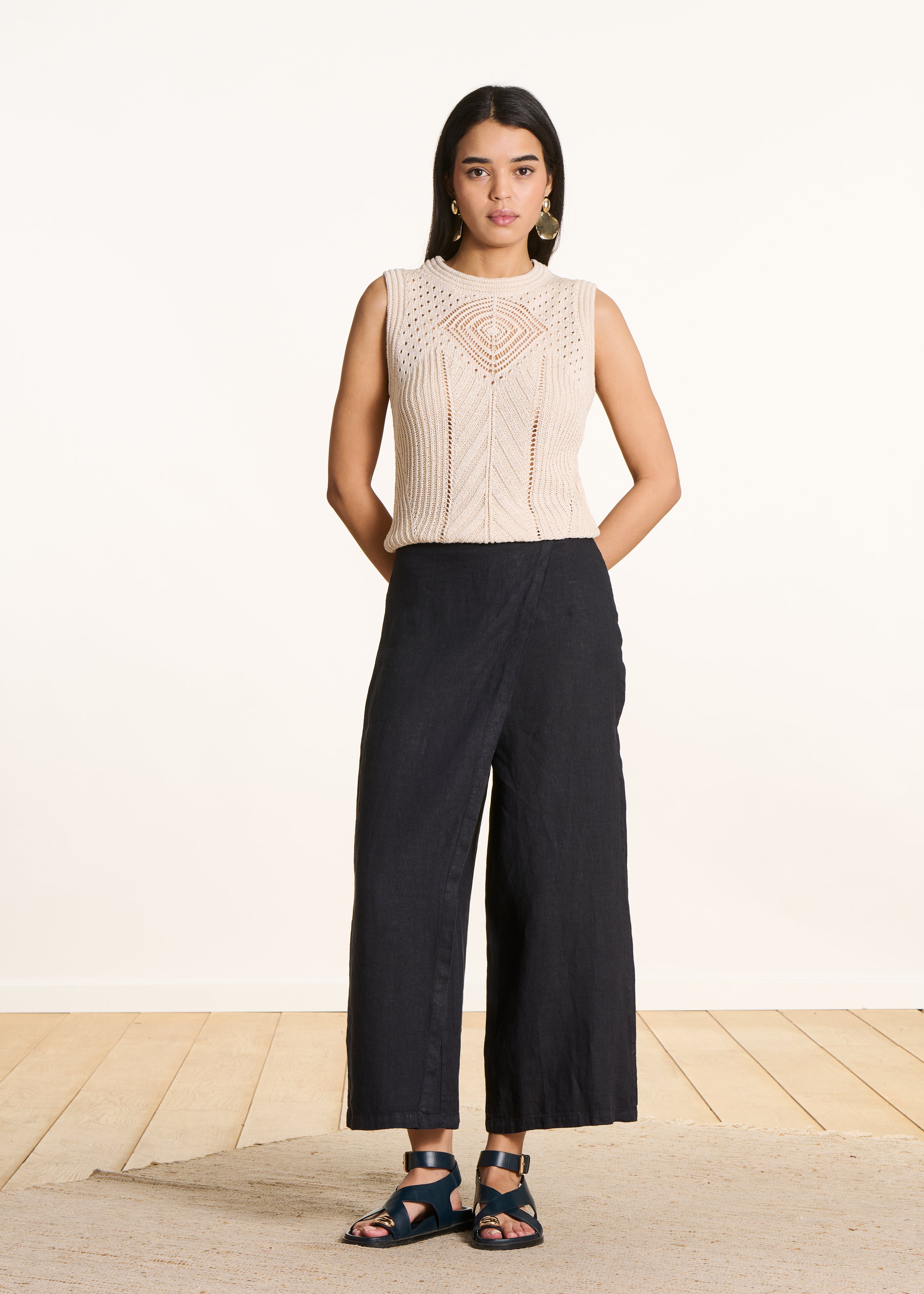 Dark blue wide-leg 7/8 linen trousers with side slit