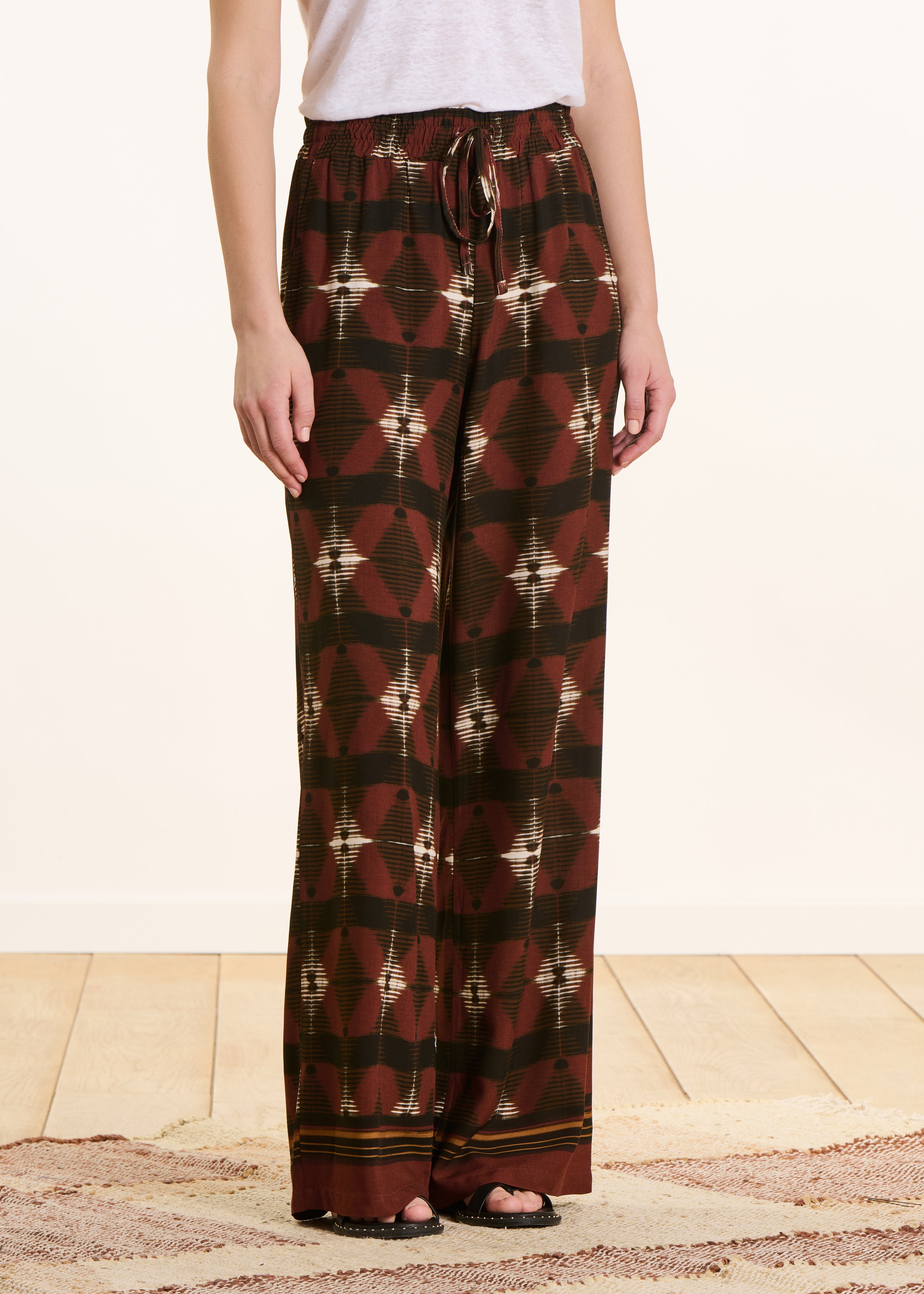 Pantalone ampio marrone a vita alta con stampa