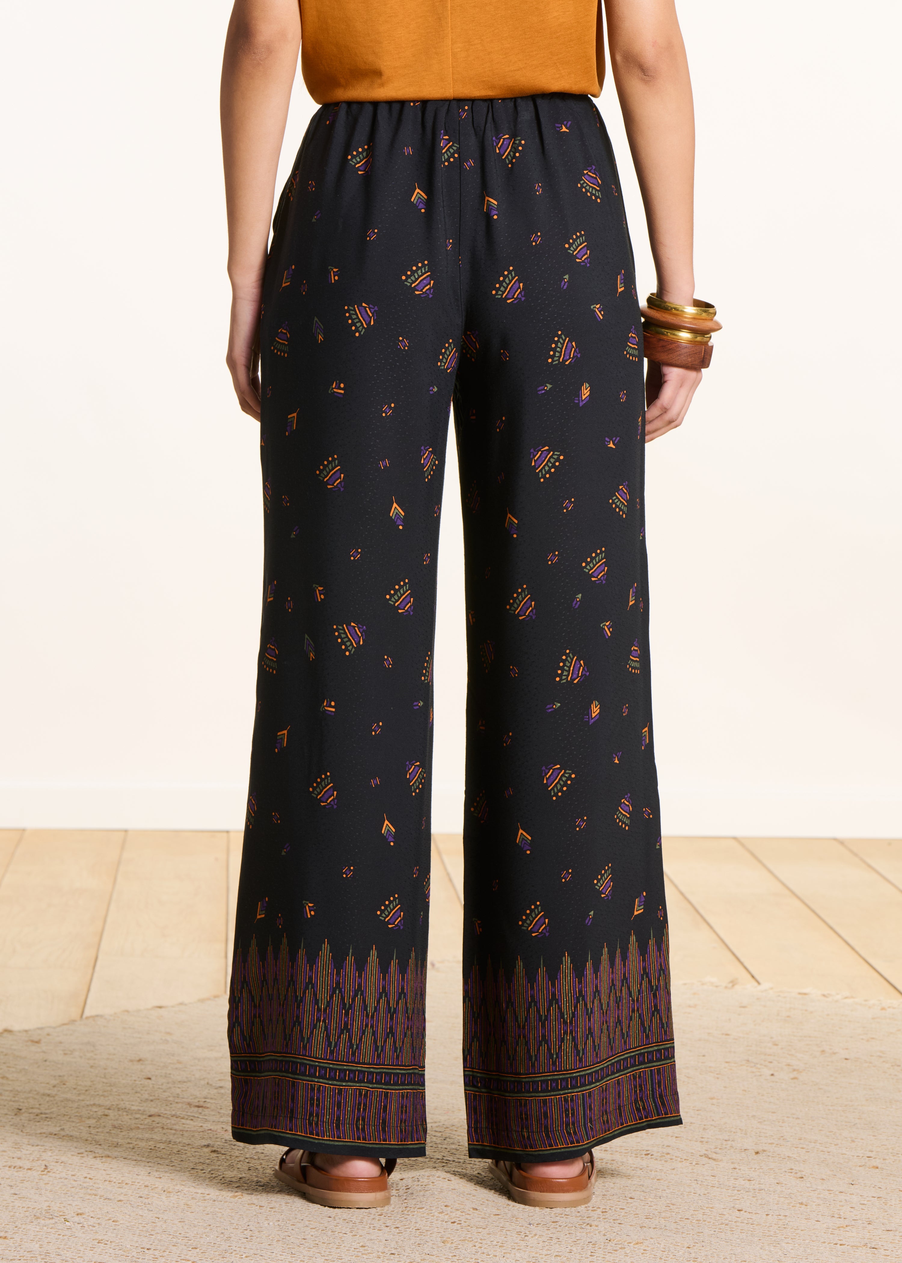 Pantalone largo nero con stampa