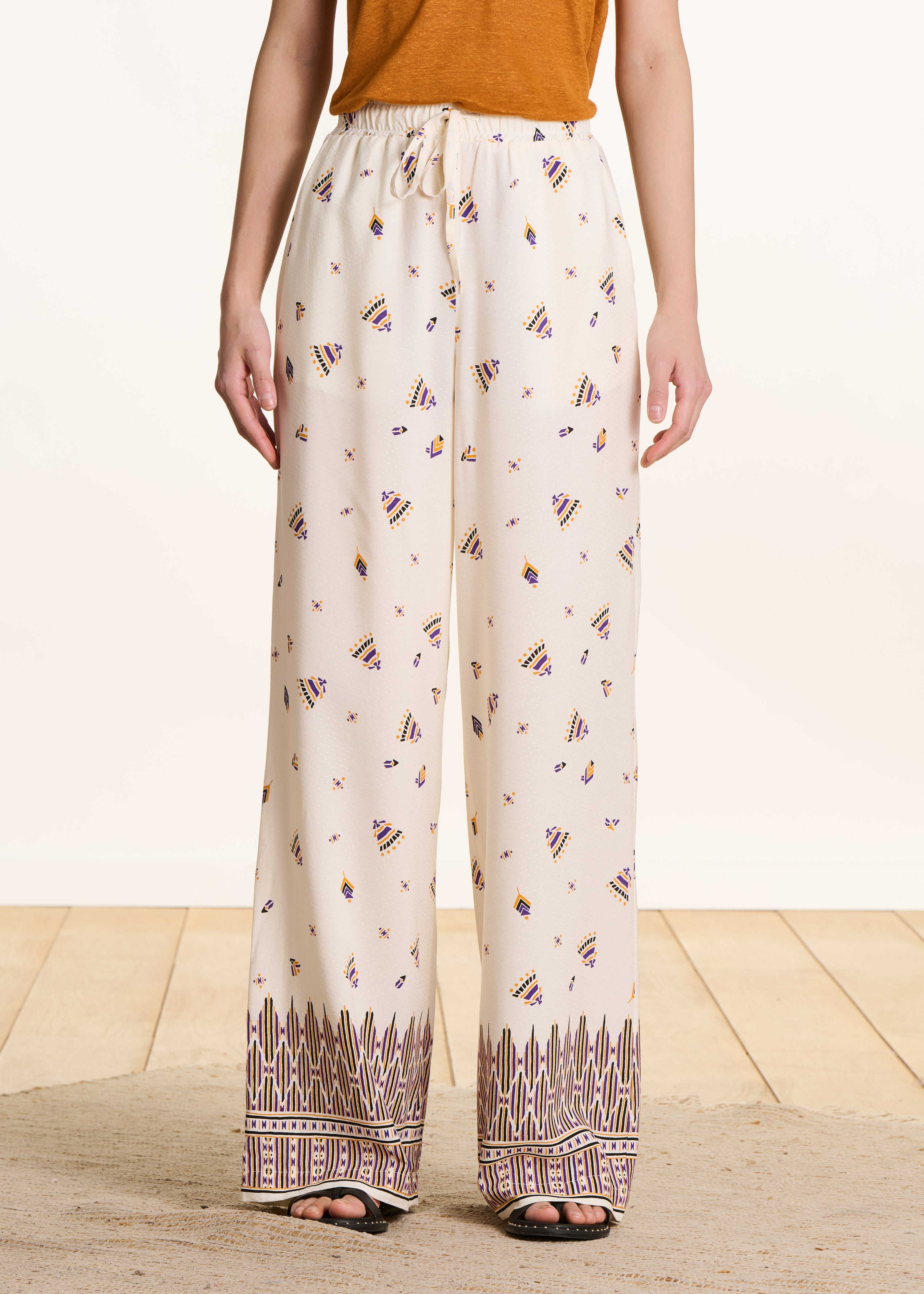 Pantalón ancho écru con estampado
