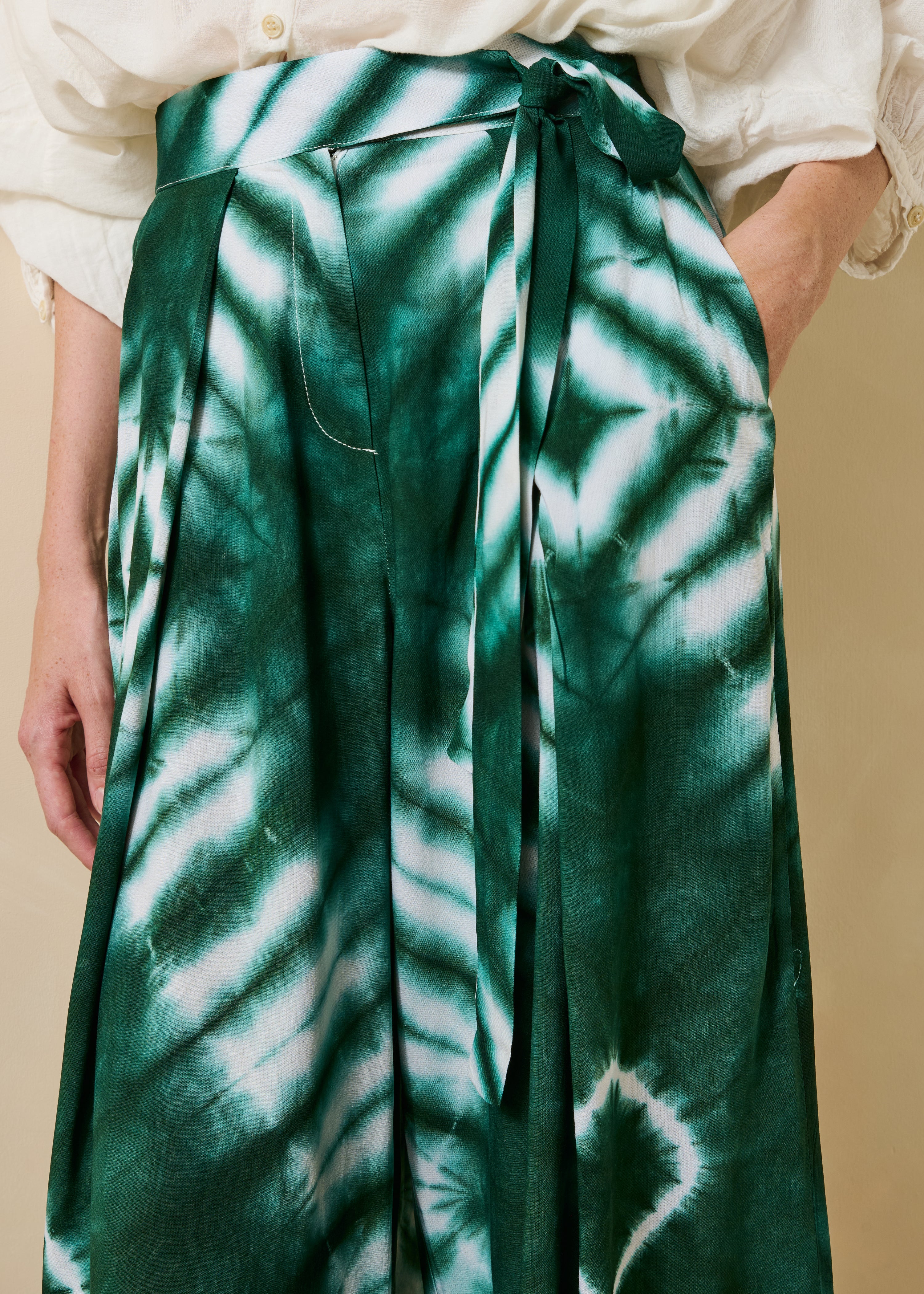 Pantalon large vert à imprimé ceinturé