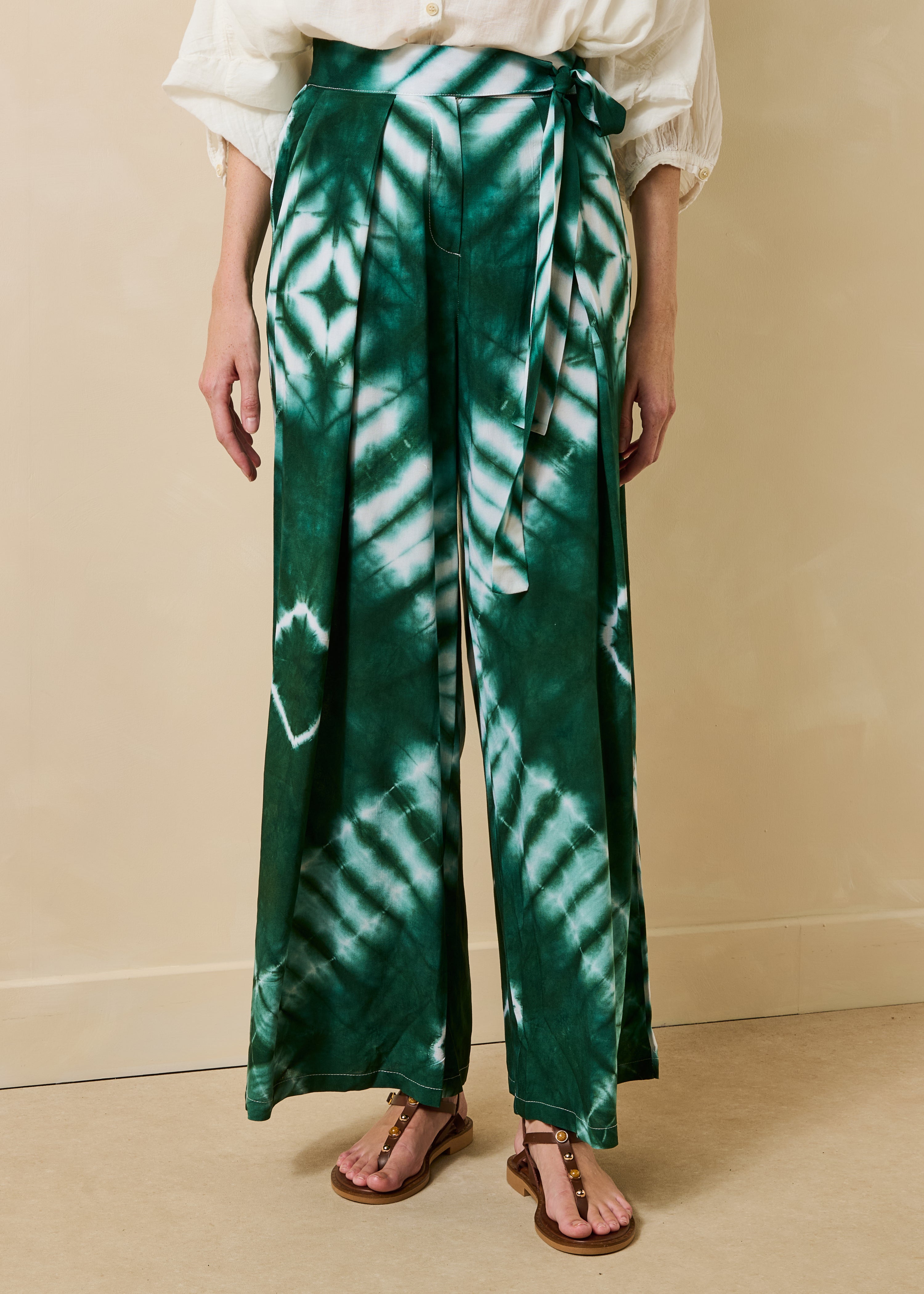 Pantalon large vert à imprimé ceinturé