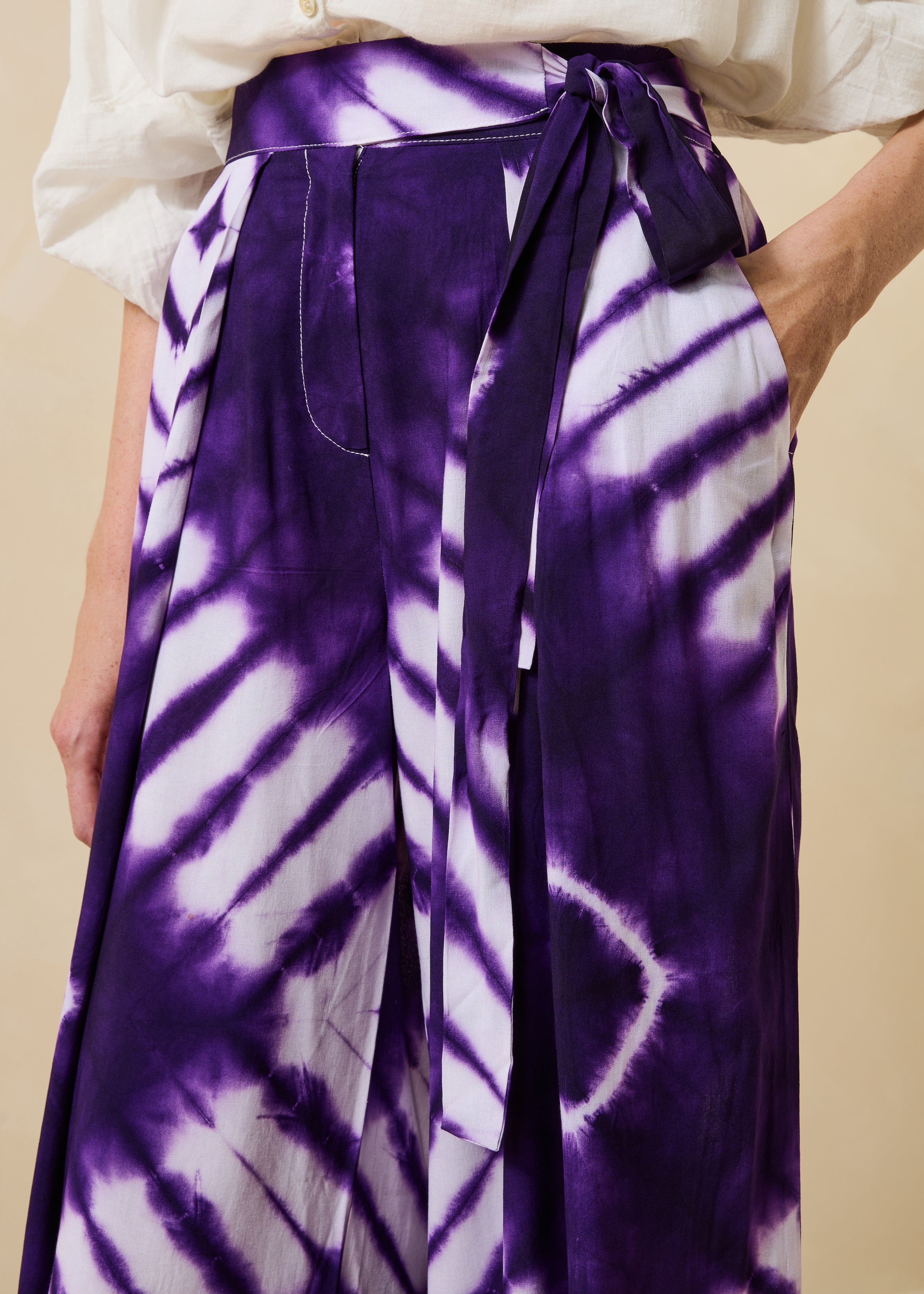Pantalon large violet à imprimé ceinturé