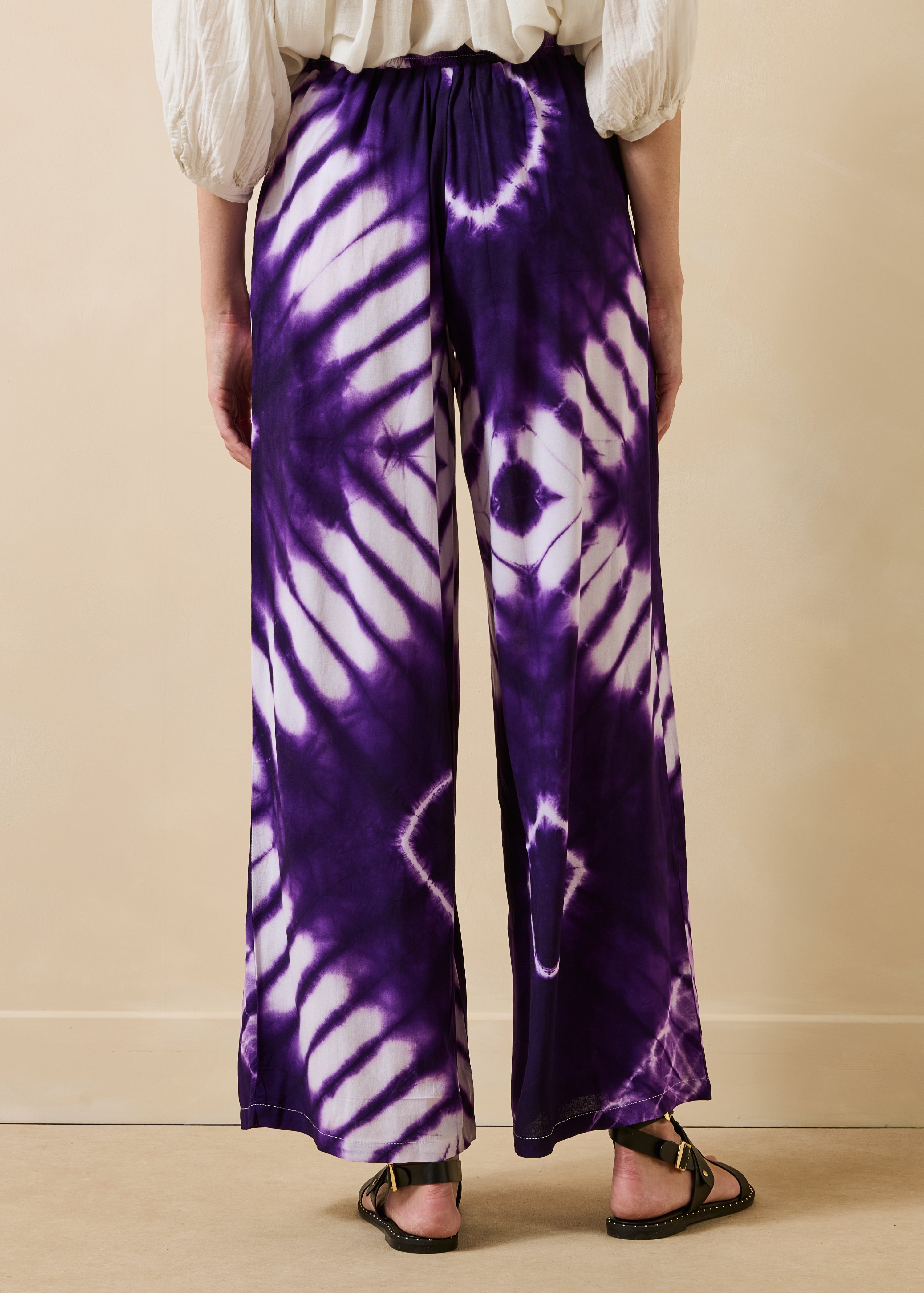 Pantalon large violet à imprimé ceinturé