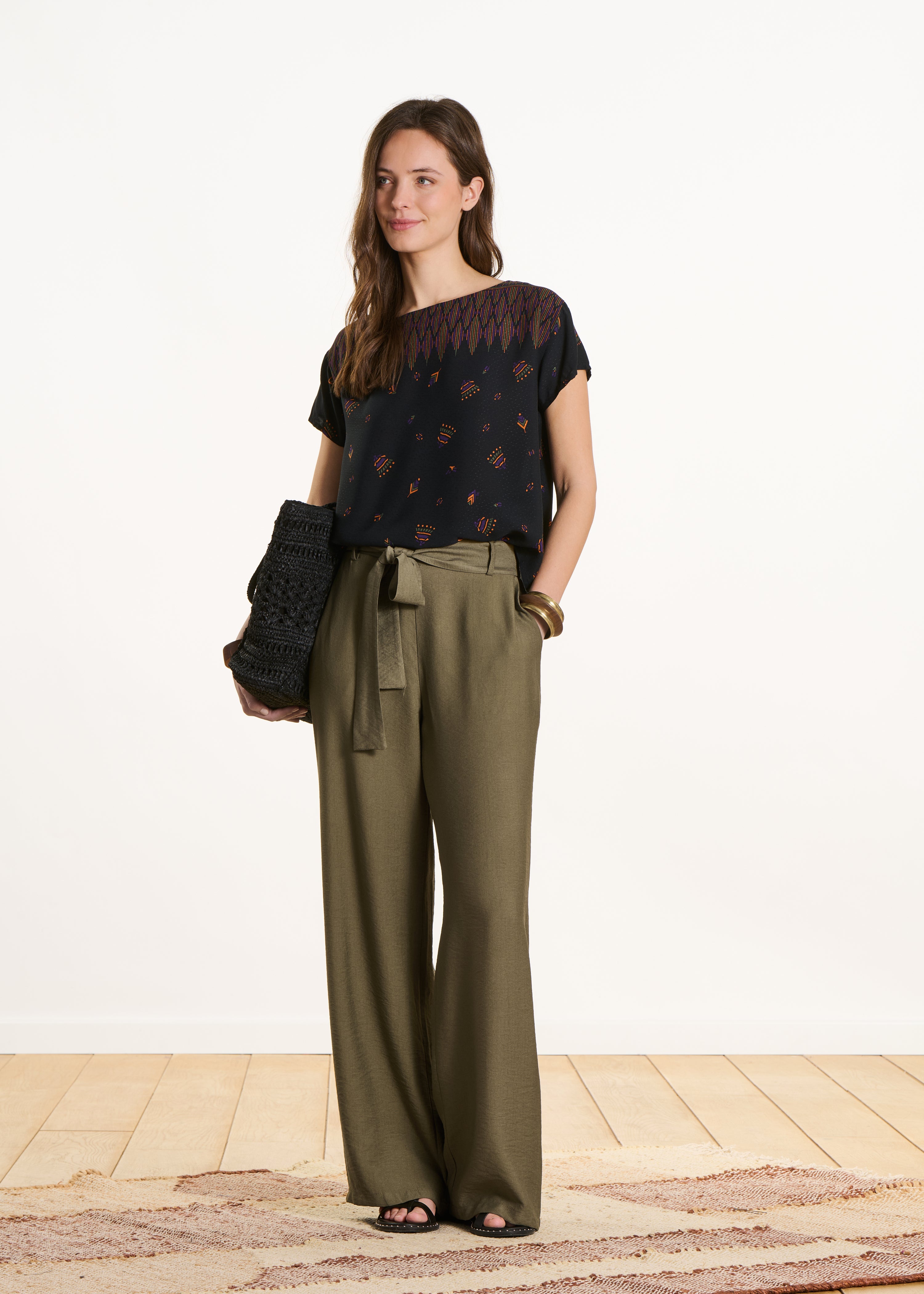 Fluid straight-leg khaki trousers with belt