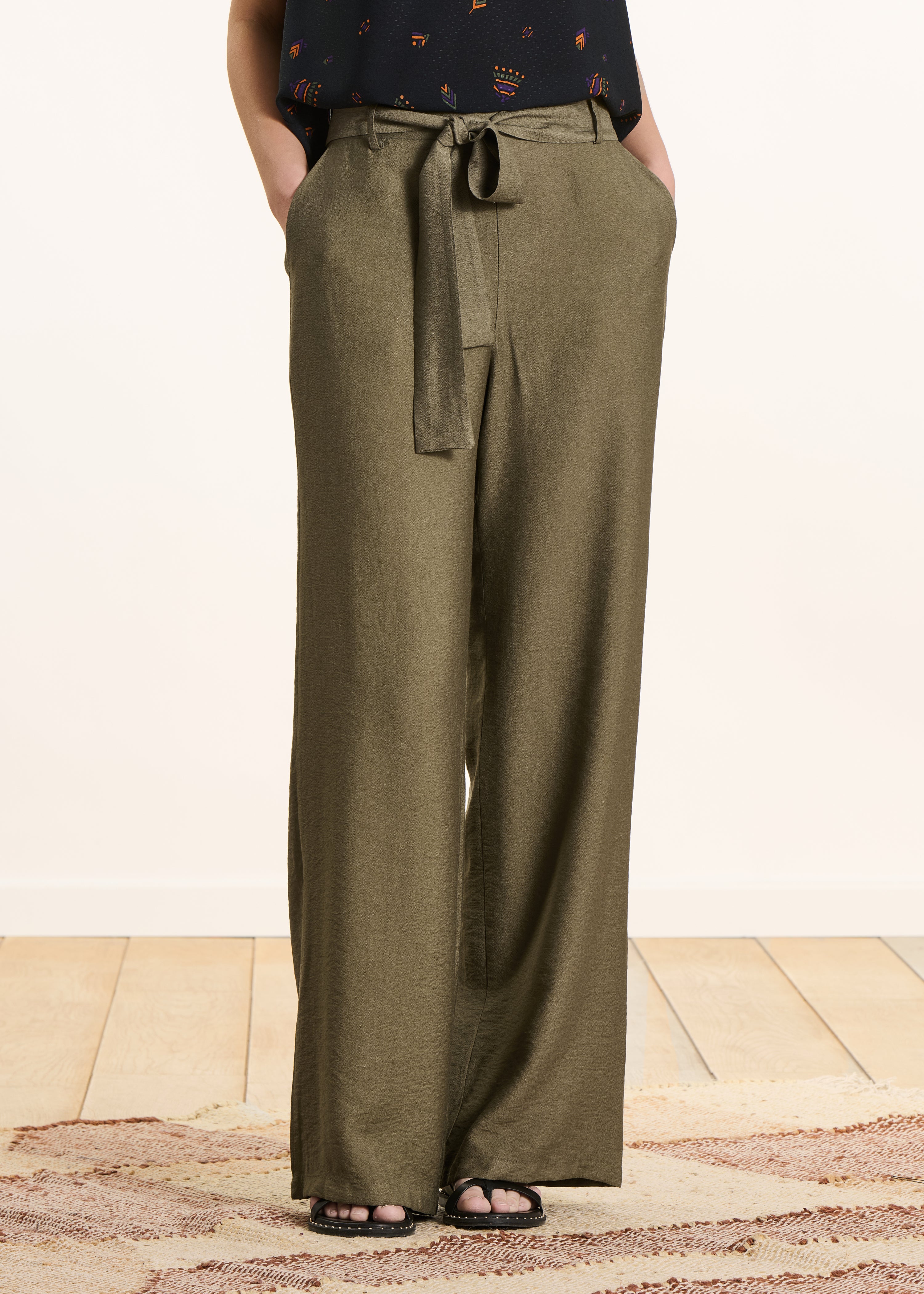 Rechte kaki broek met ceintuur en vloeiende stof