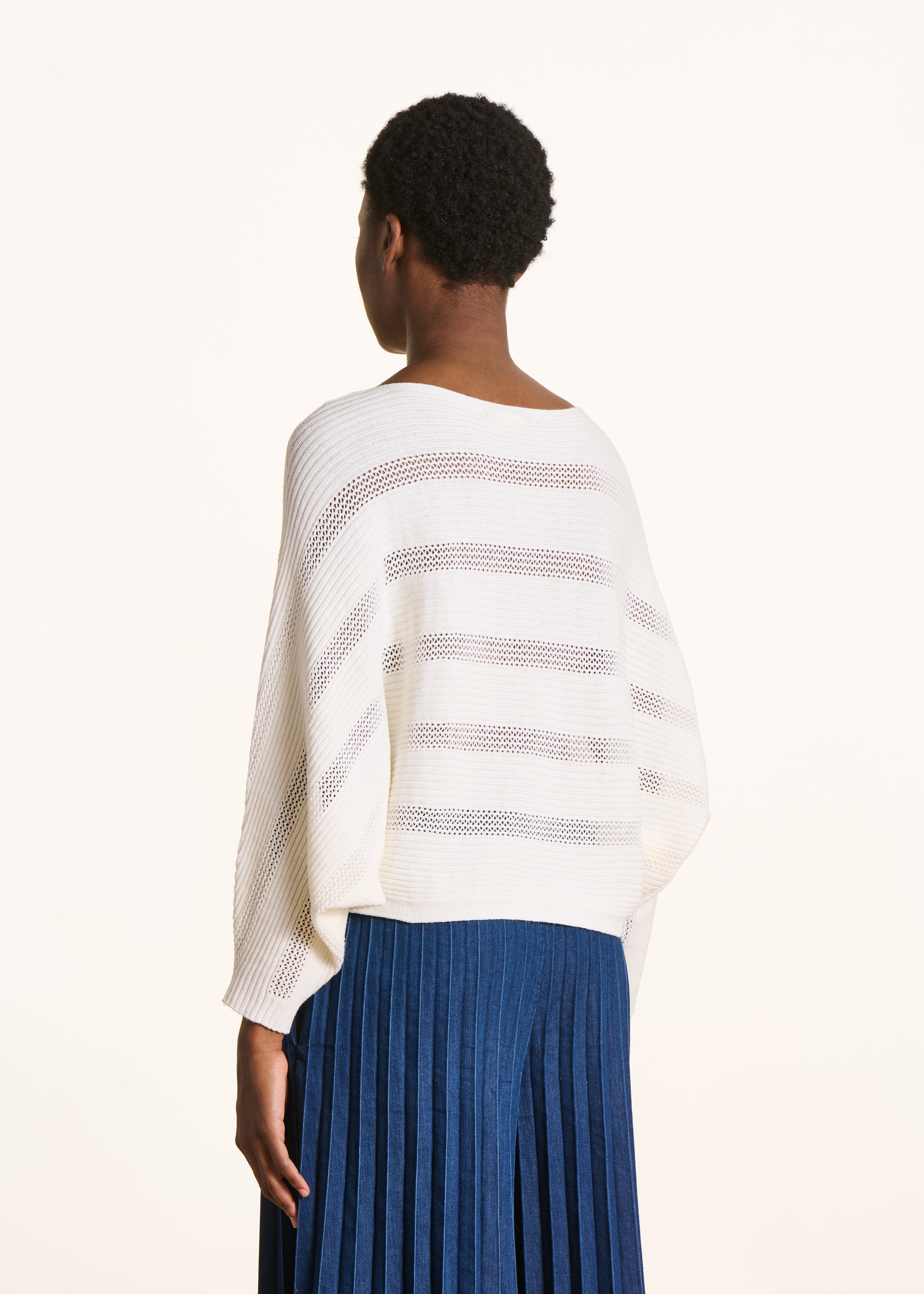 Weißer Cape-Pullover mit langen Ärmeln
