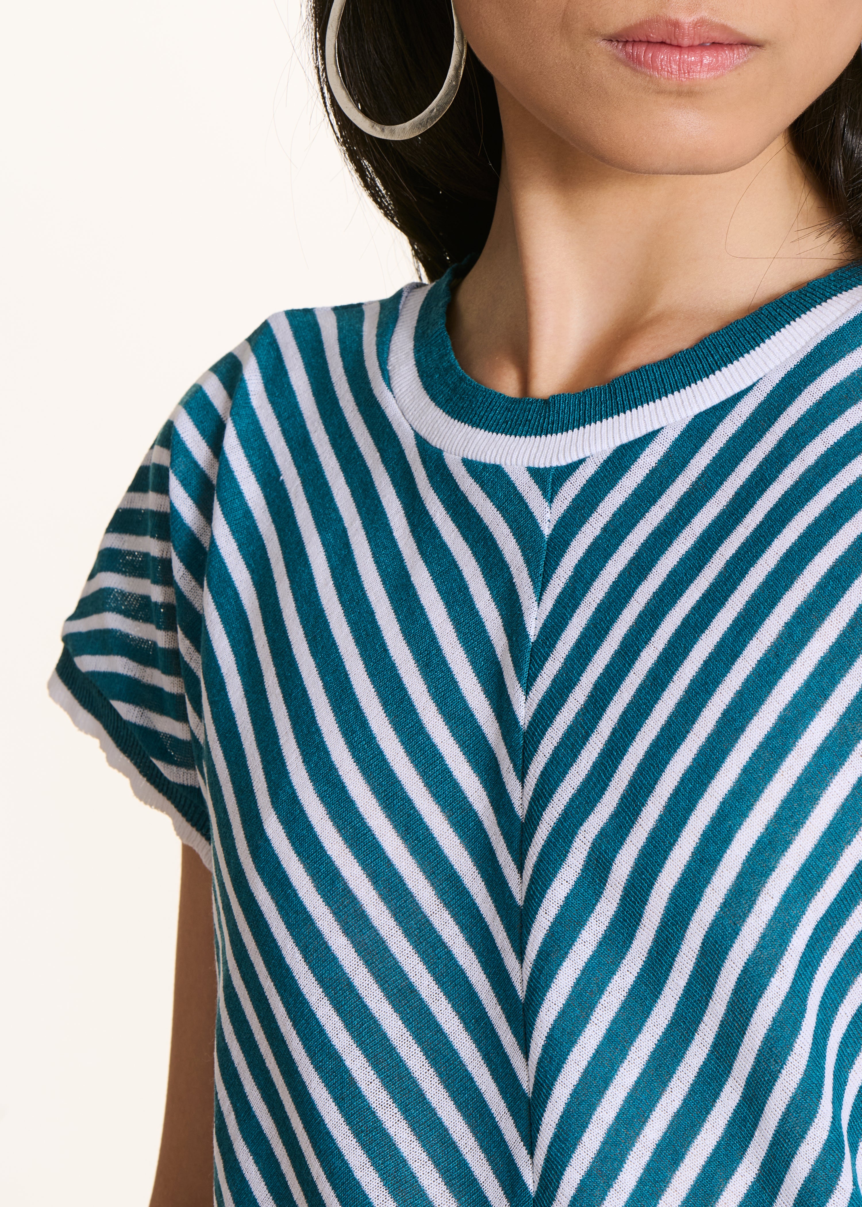 Kurzpullover in petrolblau mit weißen Streifen aus feinem Strick, kurze Ärmel