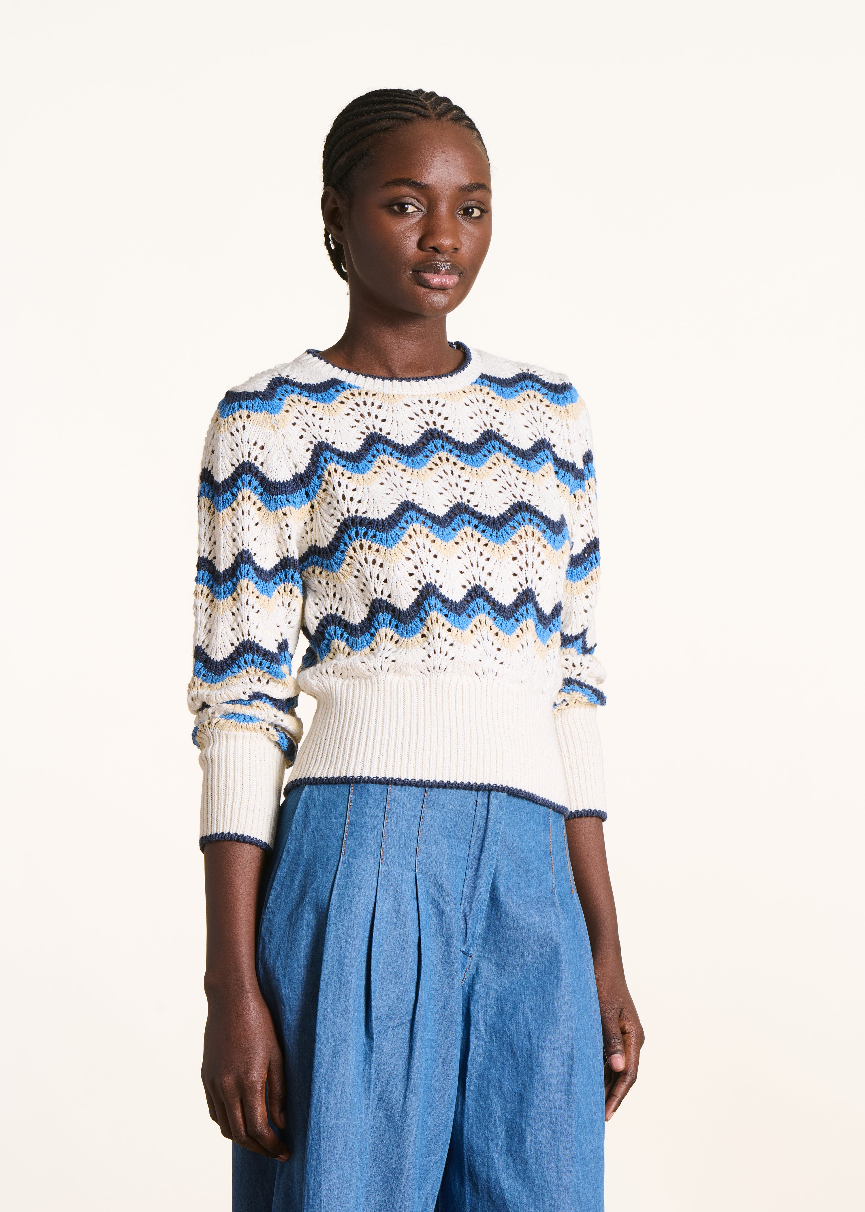 Kurzer Pullover aus weißer und blauer Häkelstrickware