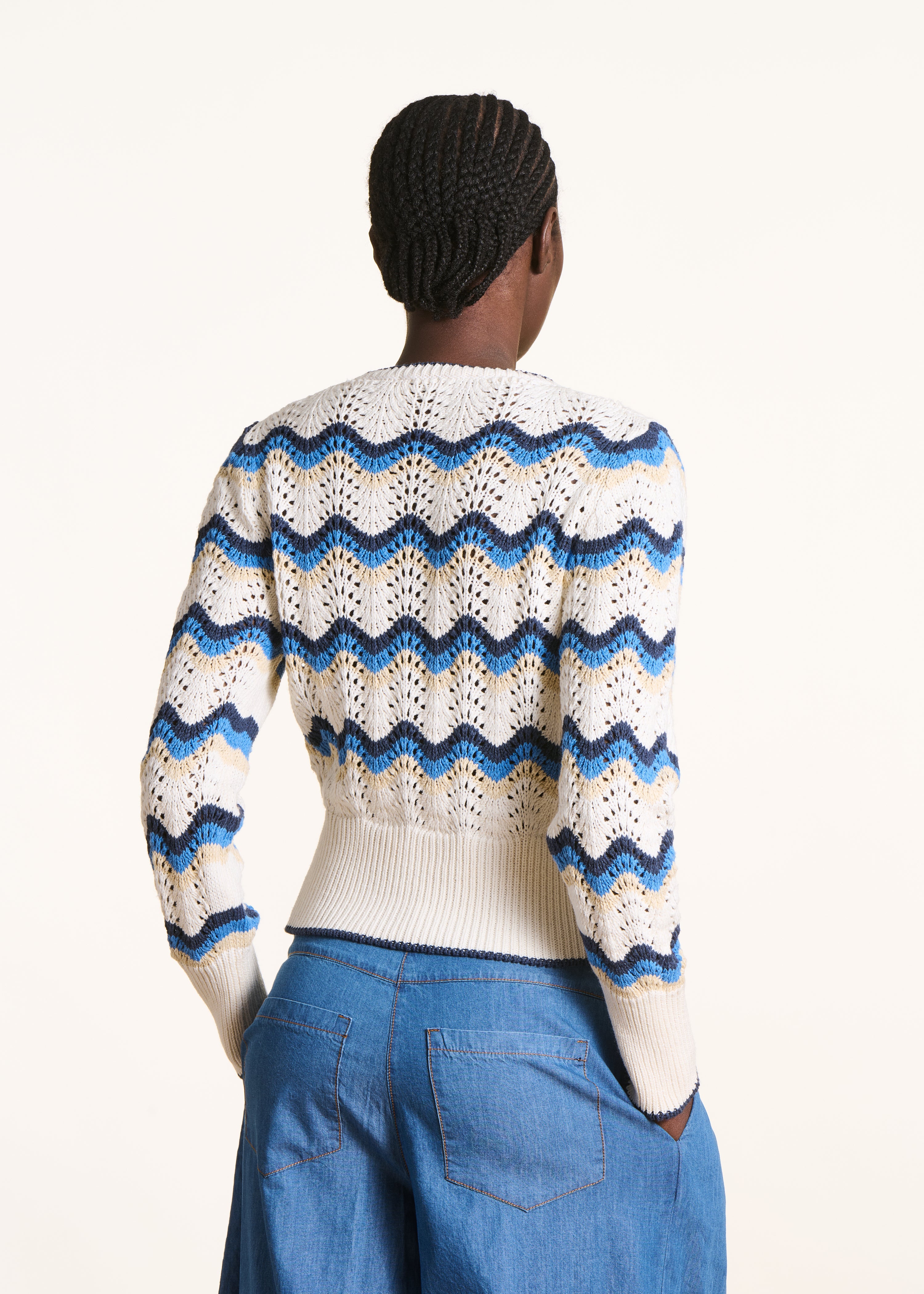 Kurzer Pullover aus weißer und blauer Häkelstrickware
