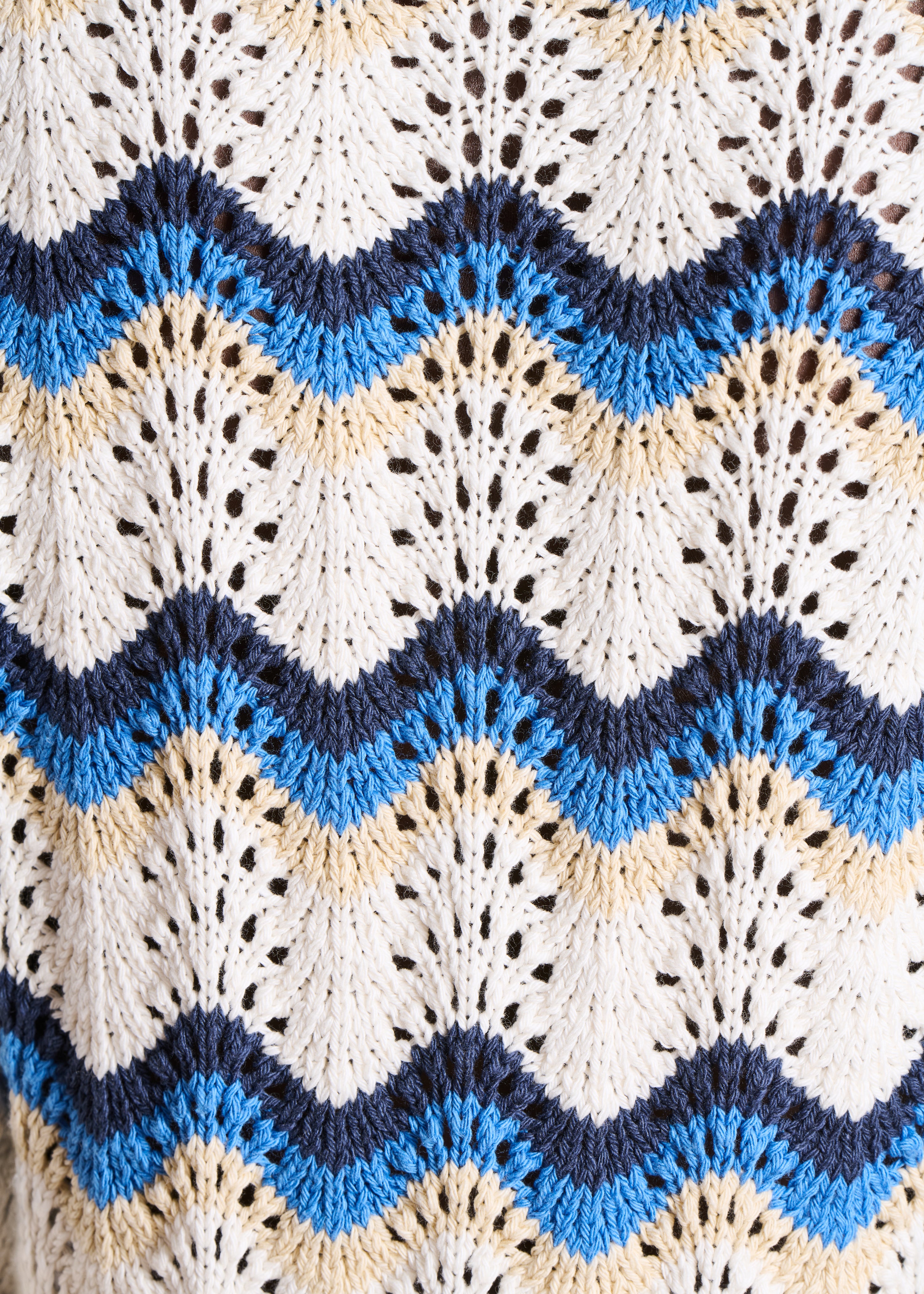 Kurzer Pullover aus weißer und blauer Häkelstrickware