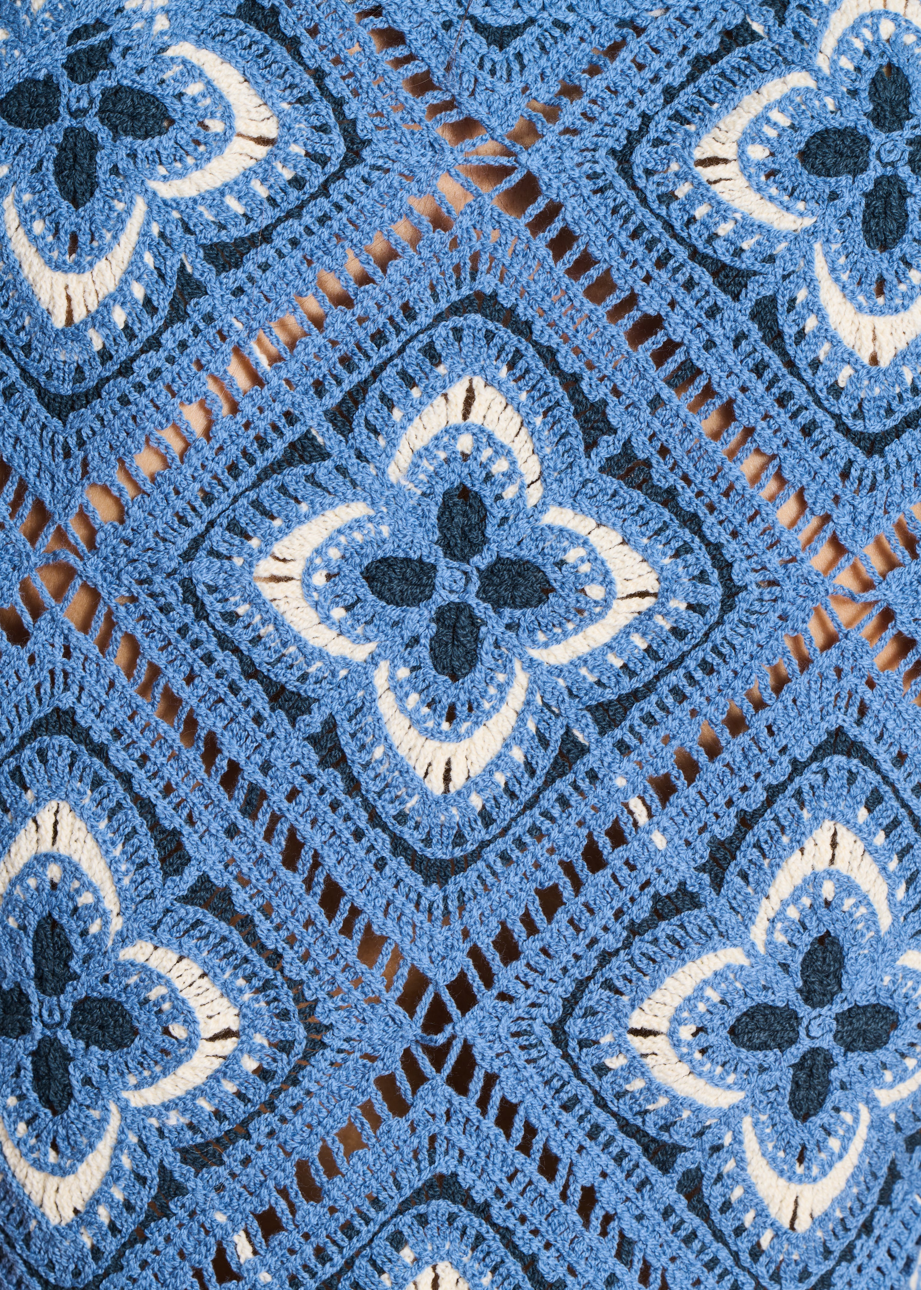 Camisola azul sem mangas em malha de crochet