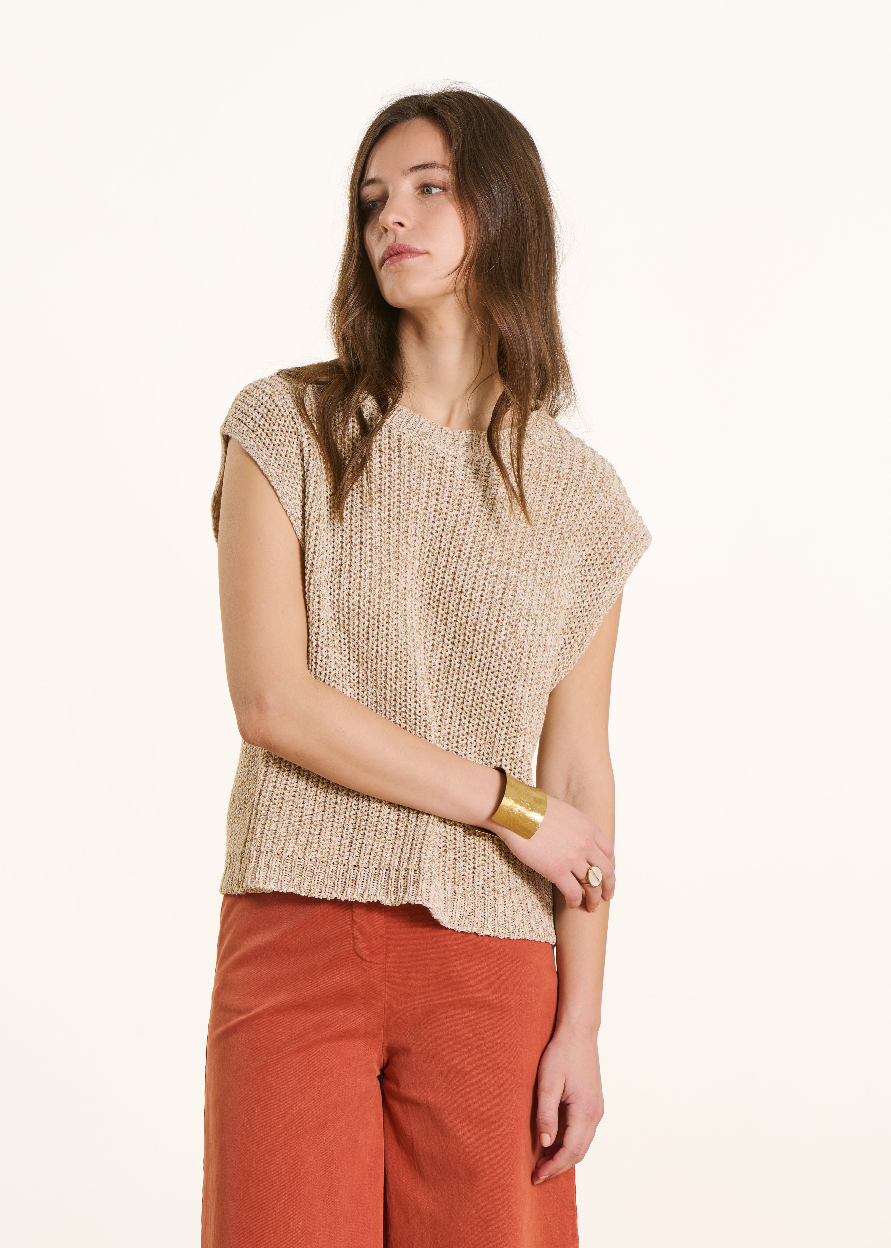 Beige shimmering knit sweater with round neckline