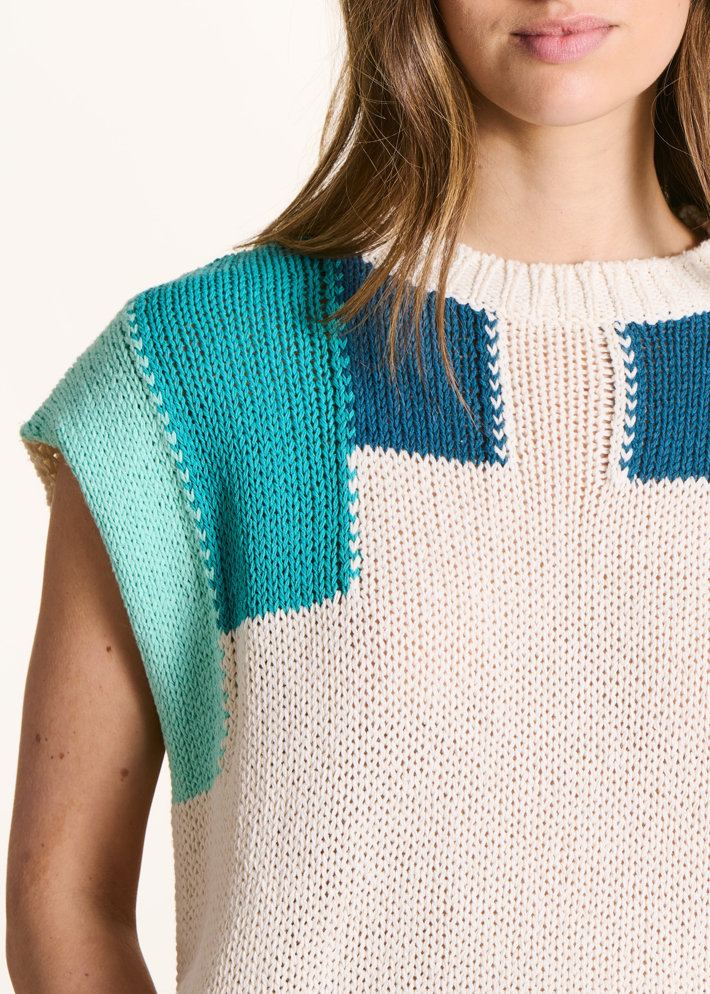 White and blue round neck short sleeve sweater
