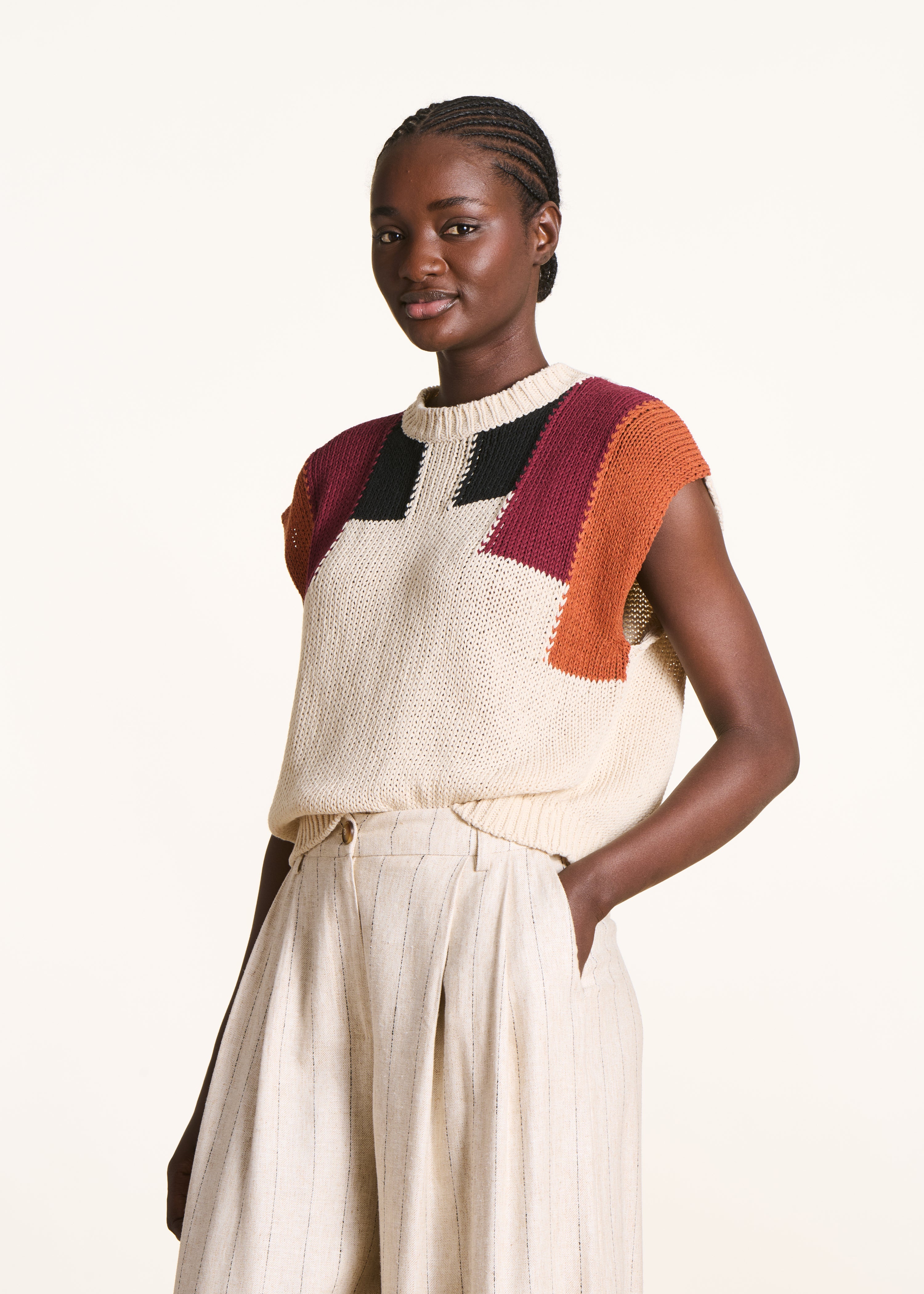 White and brown round neck short sleeve sweater