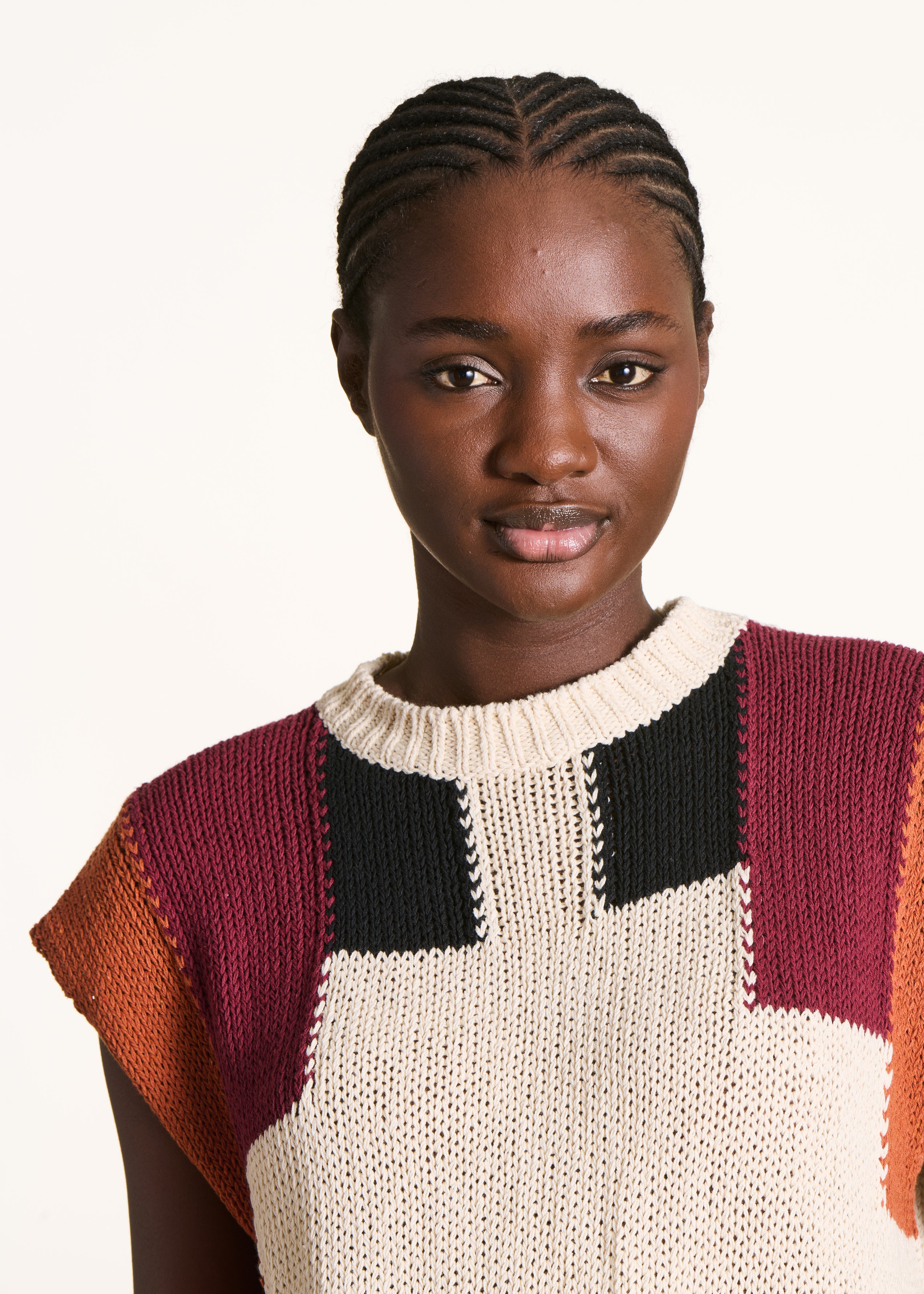 White and brown round neck short sleeve sweater