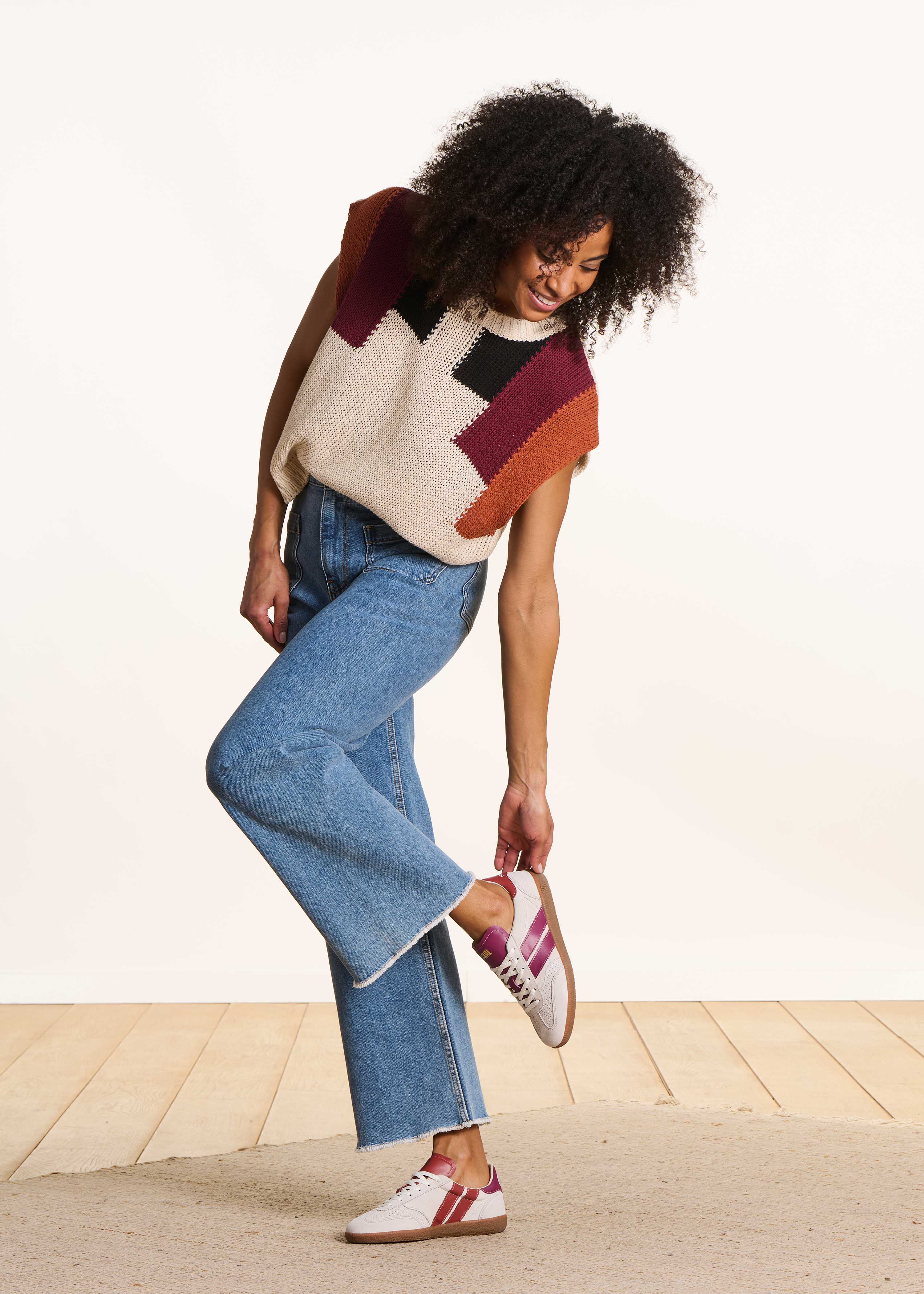 White and brown round neck short sleeve sweater