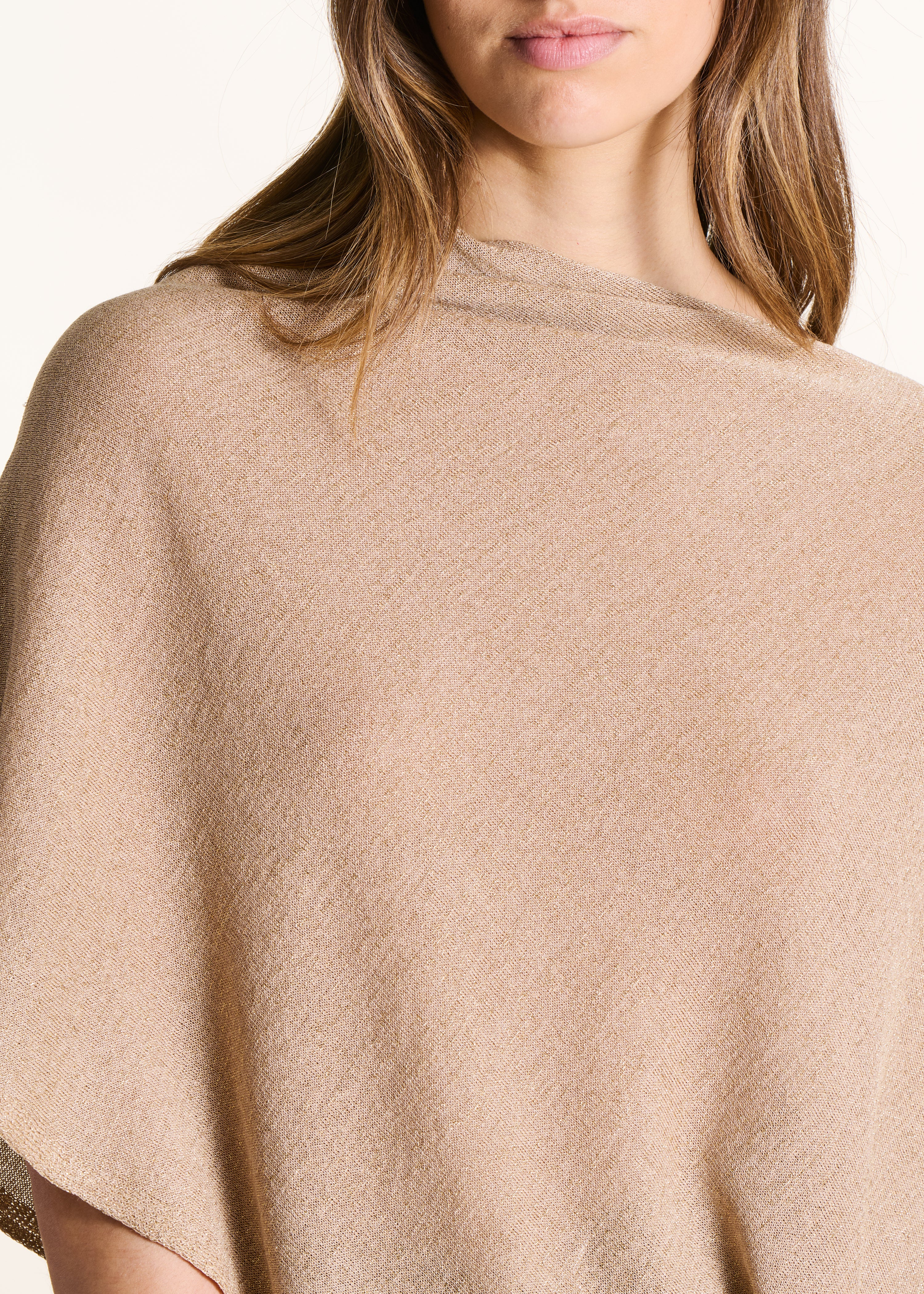 Feinstrick-Cape in schimmerndem Beige