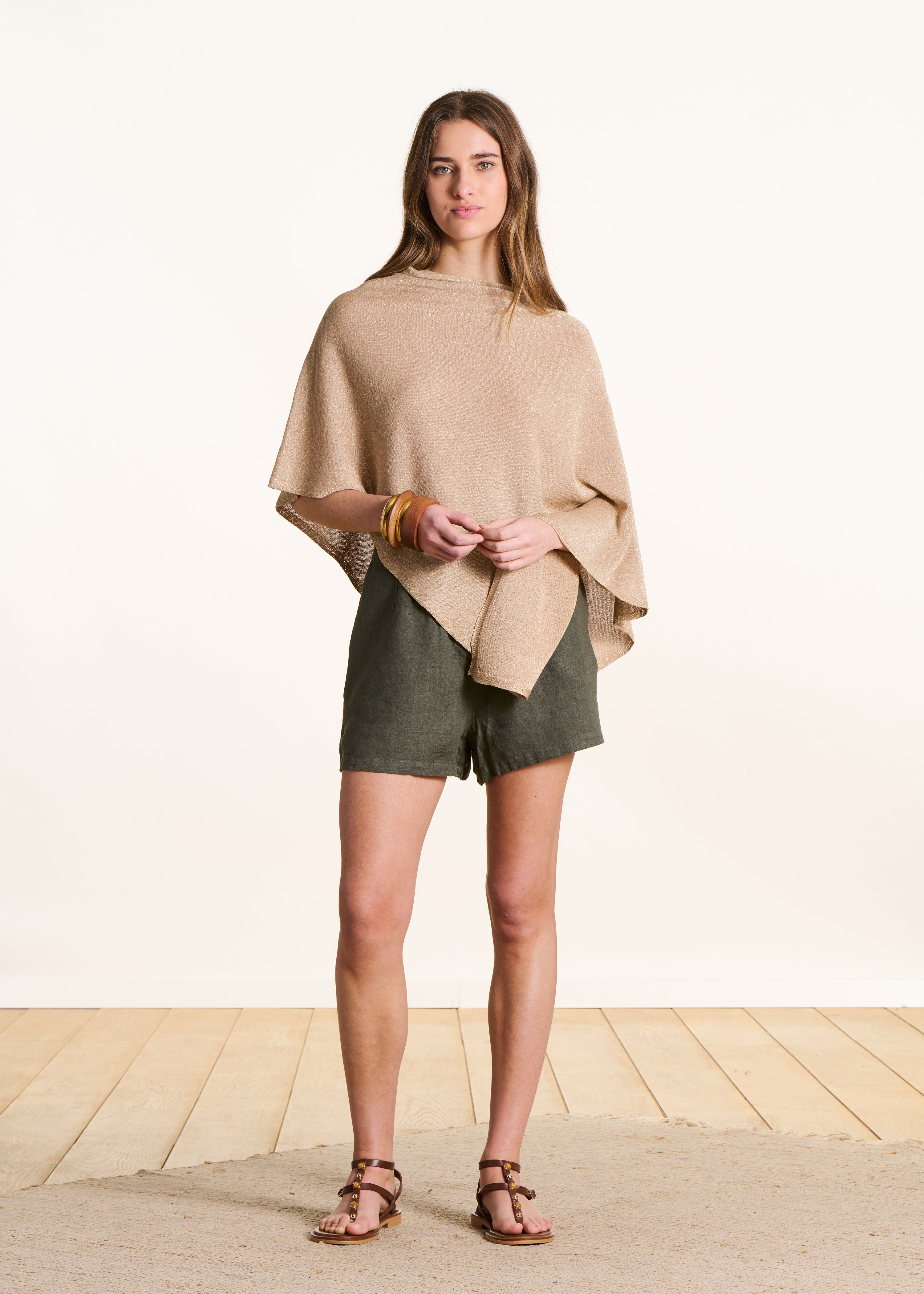 Feinstrick-Cape in schimmerndem Beige