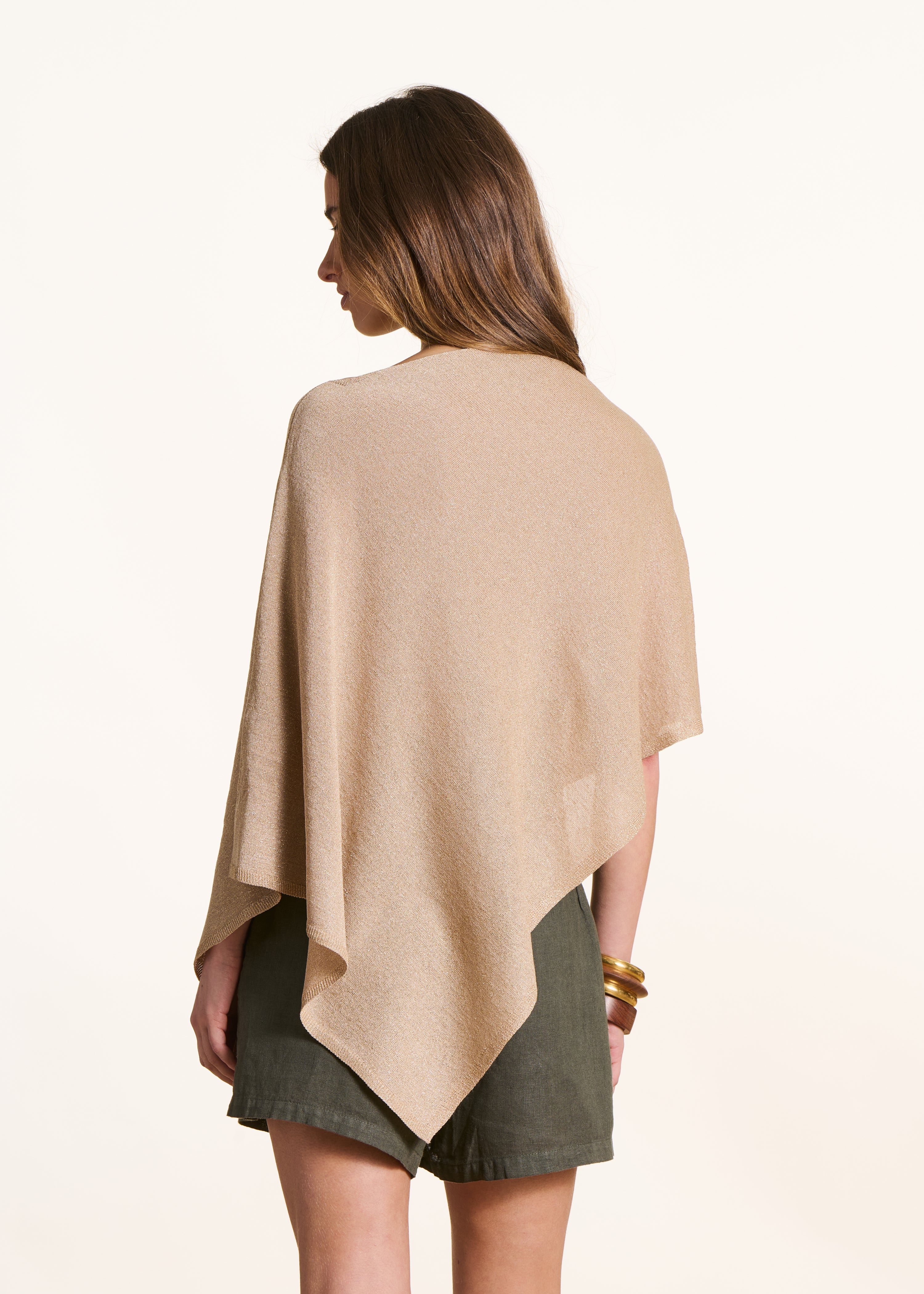 Feinstrick-Cape in schimmerndem Beige