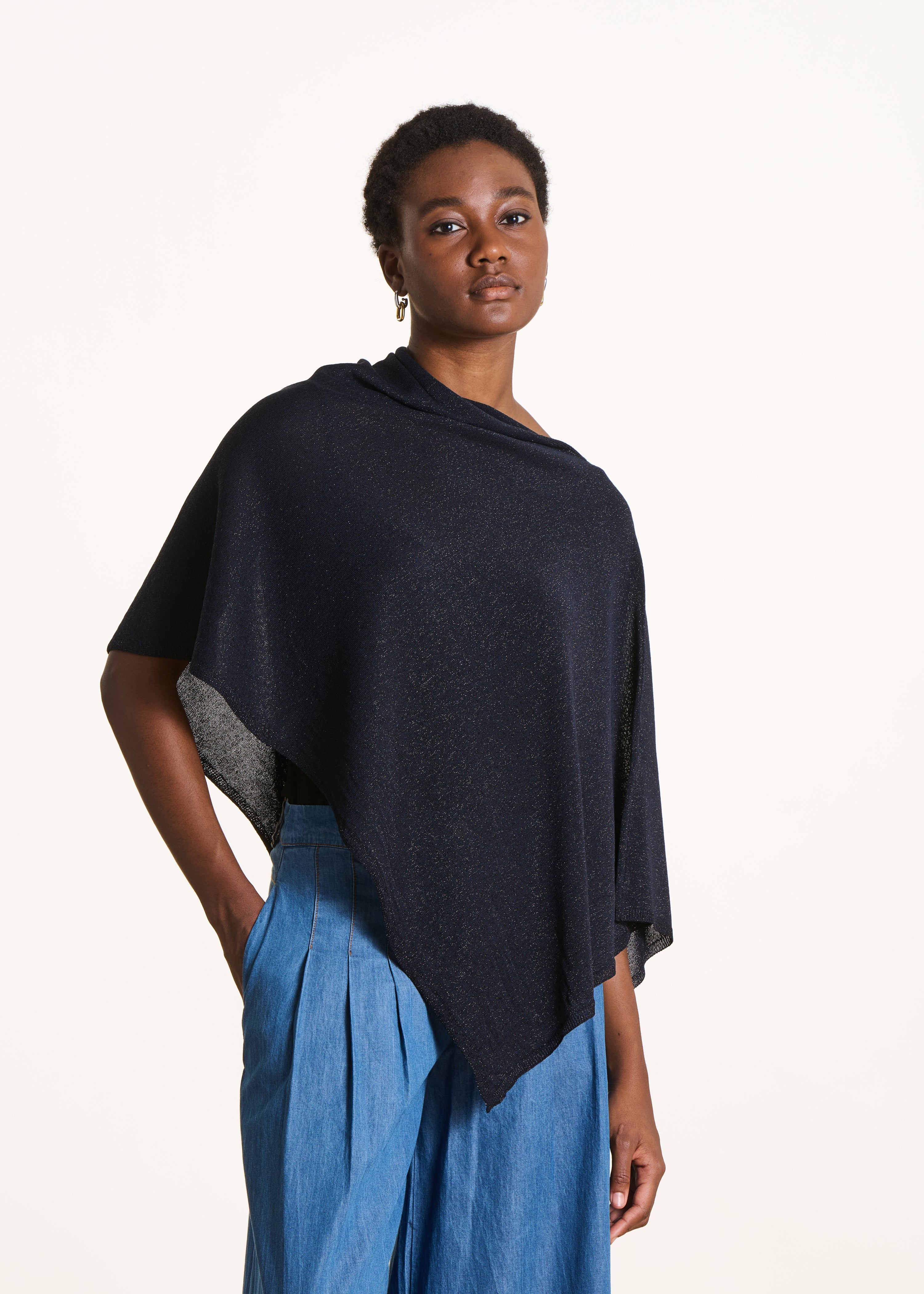 Feinstrick-Cape in irisierendem Marineblau
