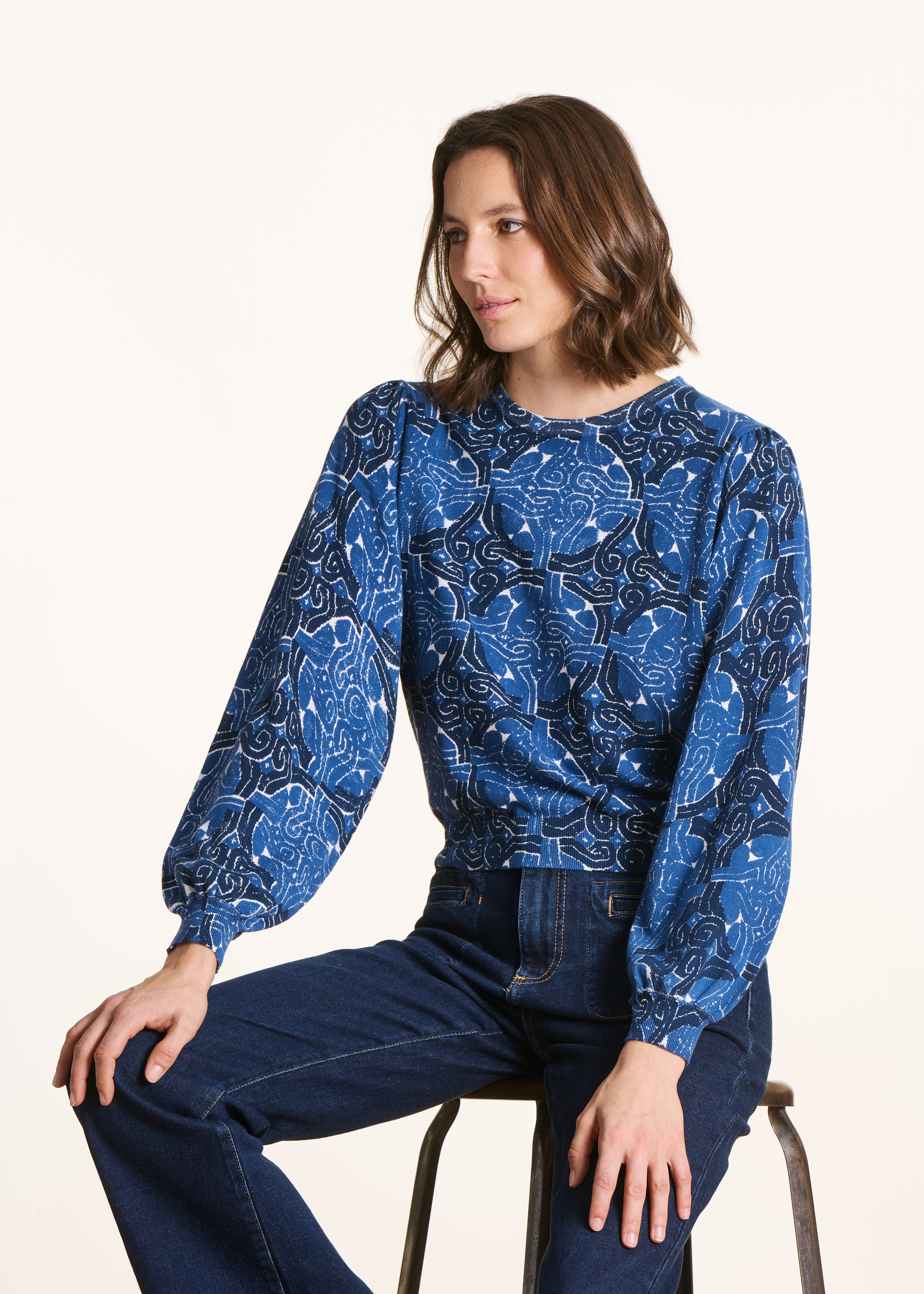 Short blue sweater with print in organic cotton