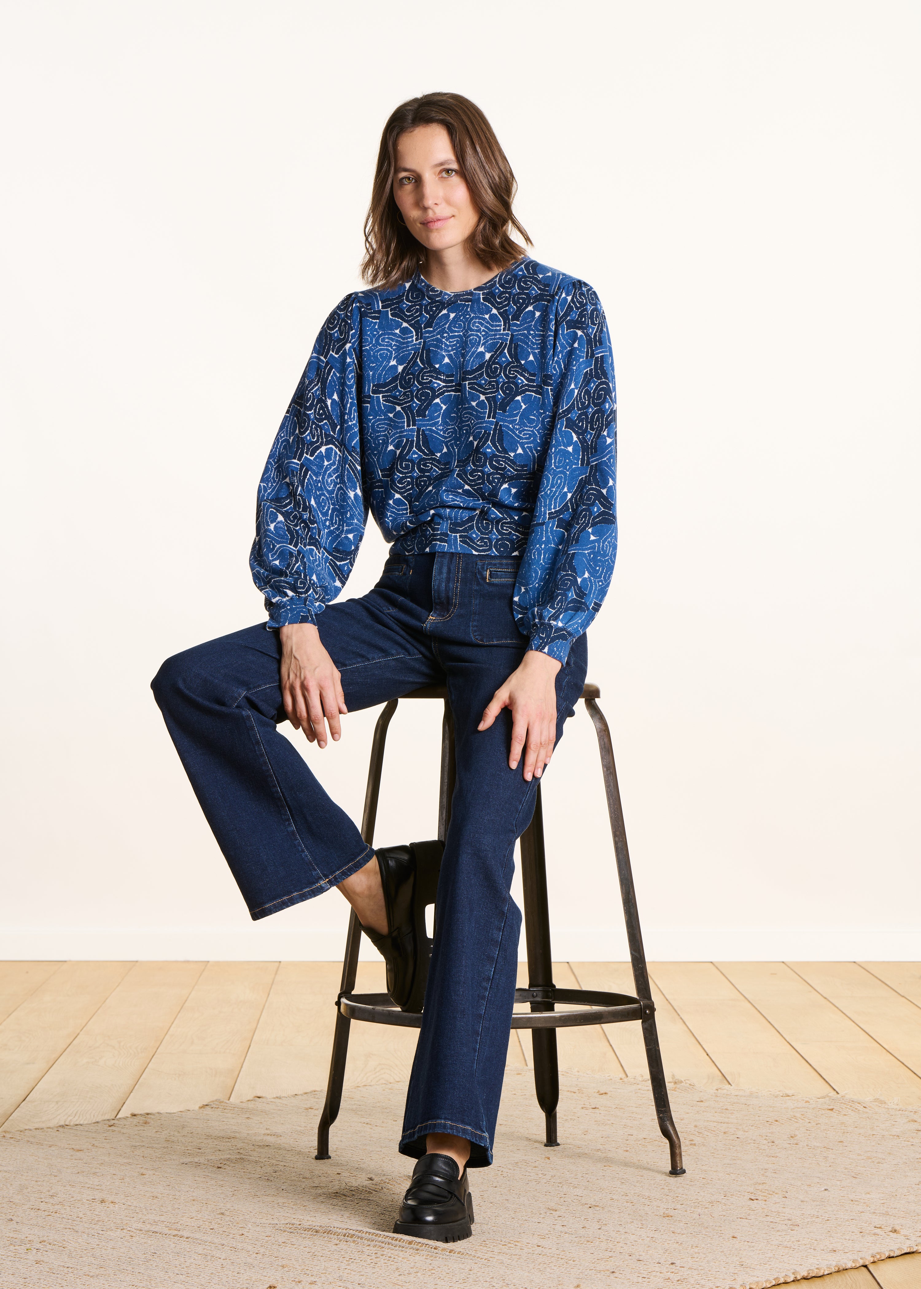 Short blue sweater with print in organic cotton