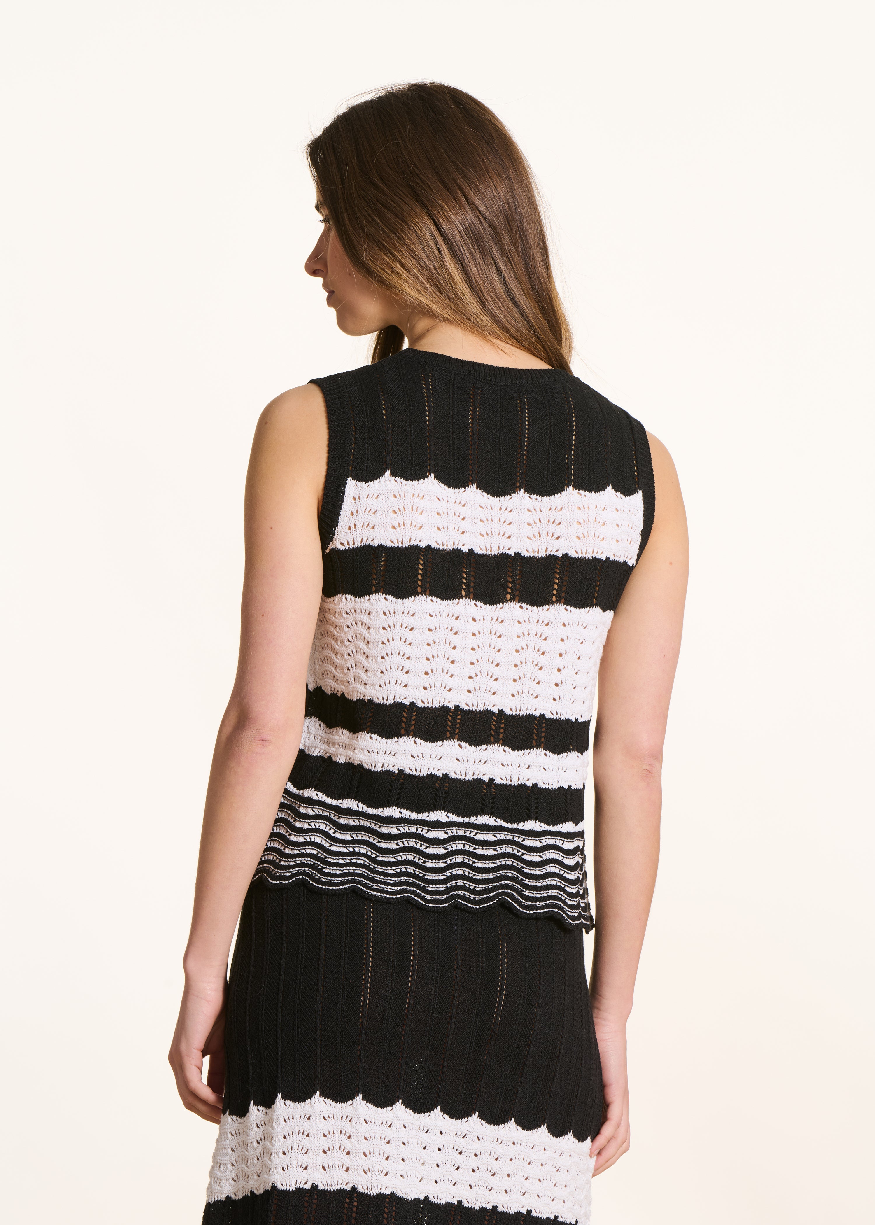 Schwarzer Pullover aus durchbrochenem, gestreiftem Strick