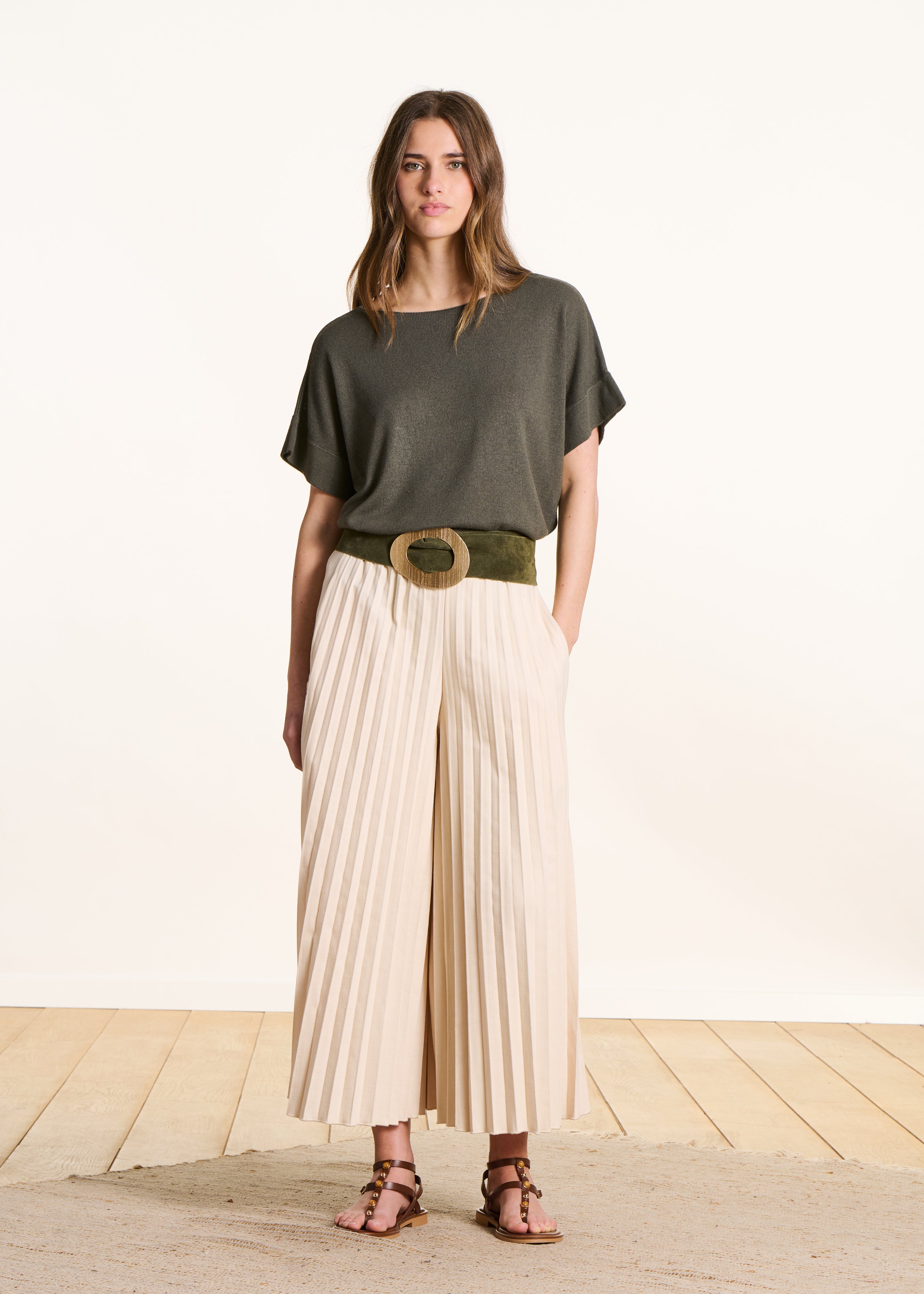 Fine knit khaki sweater with boat neckline
