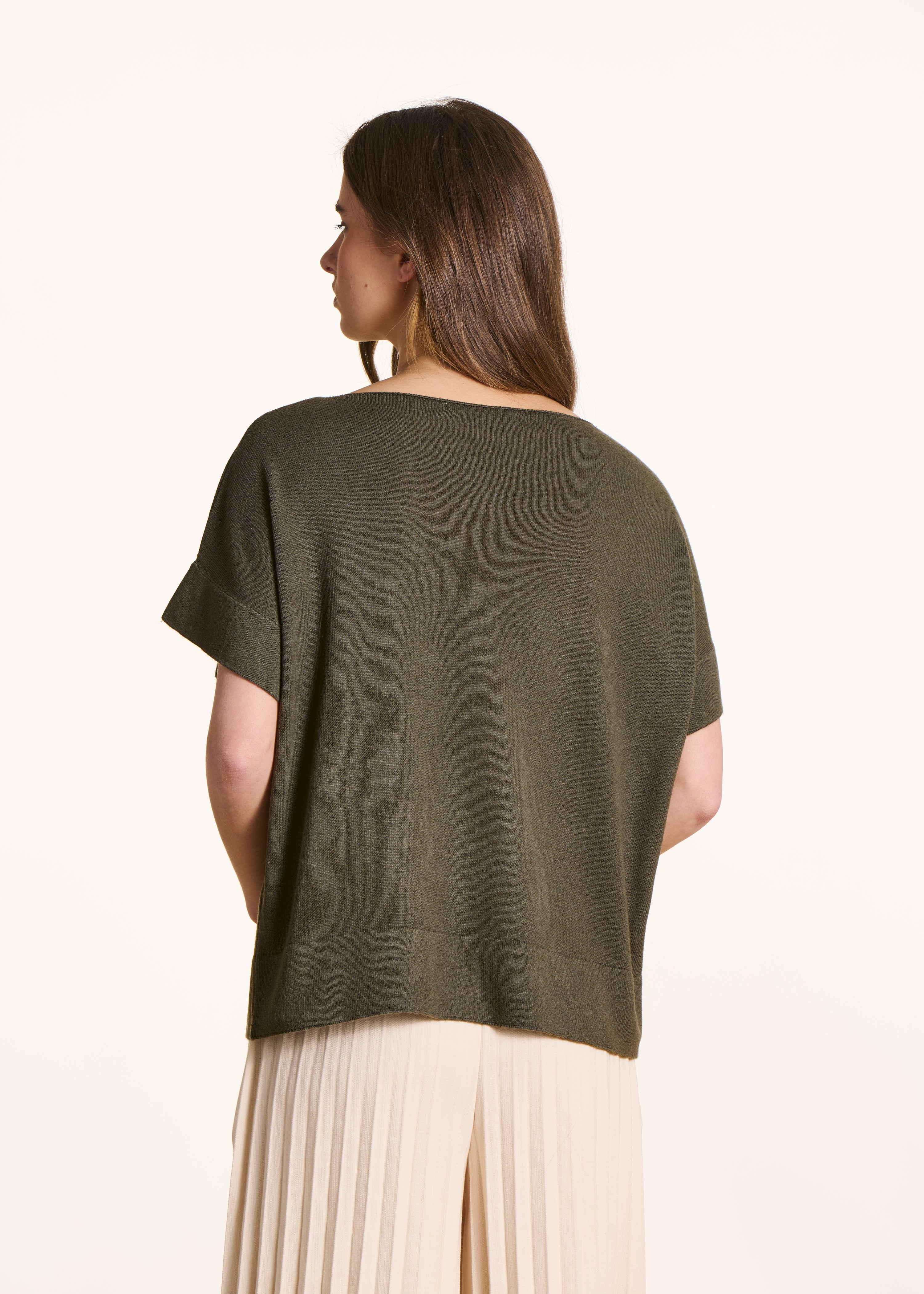 Fine knit khaki sweater with boat neckline