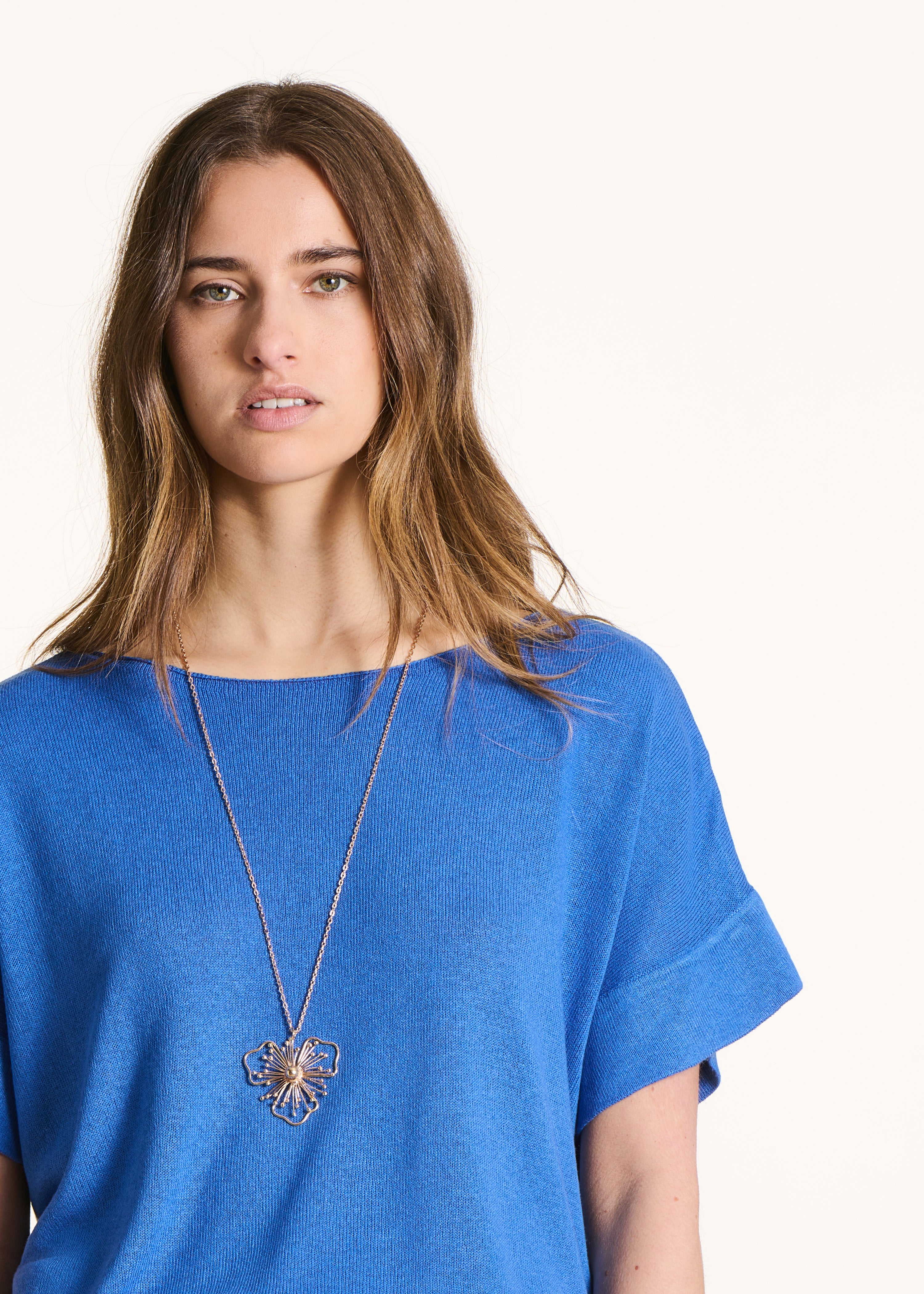 Pull en maille fine bleu encolure bateau