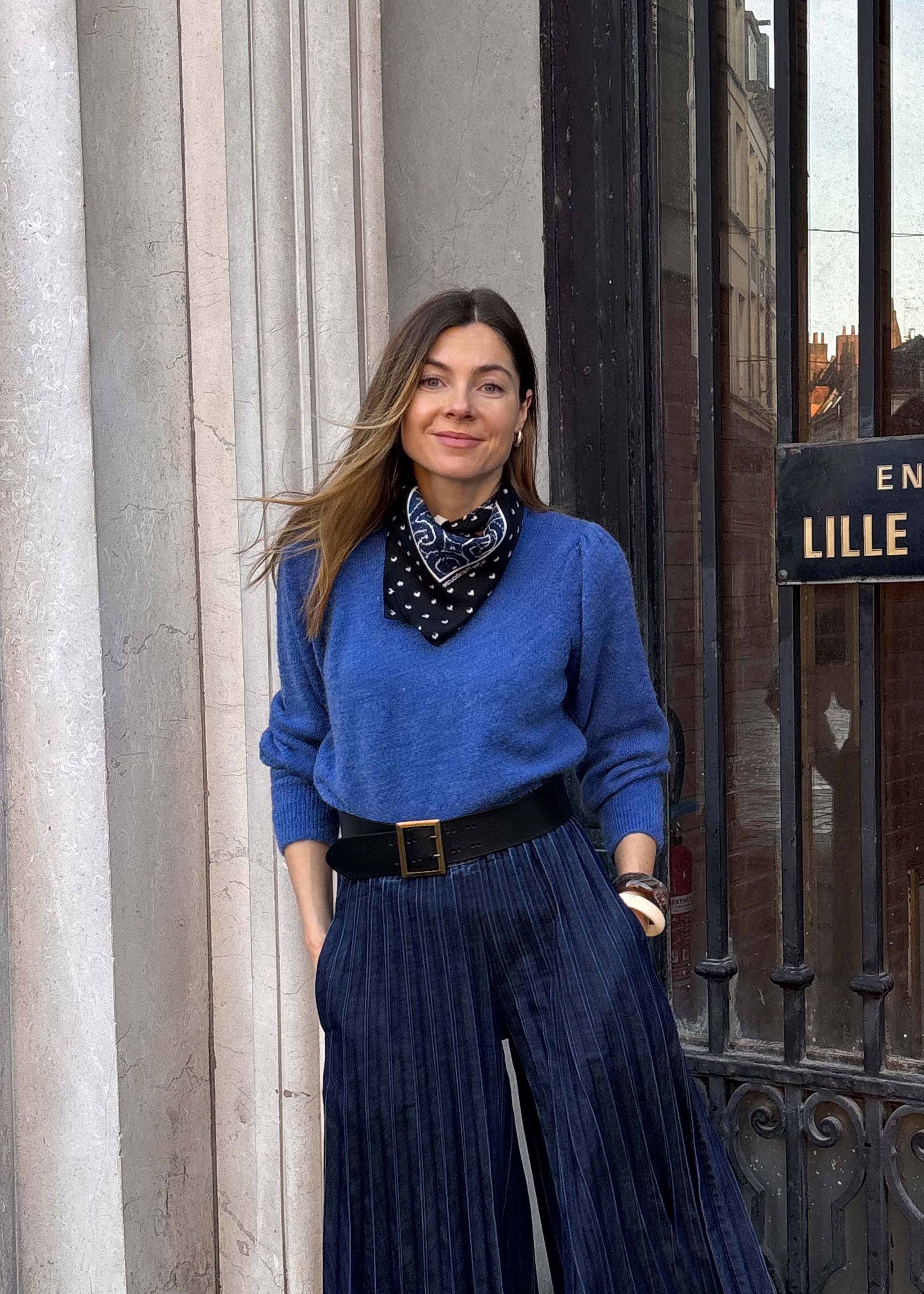 Blue straight round neck sweater