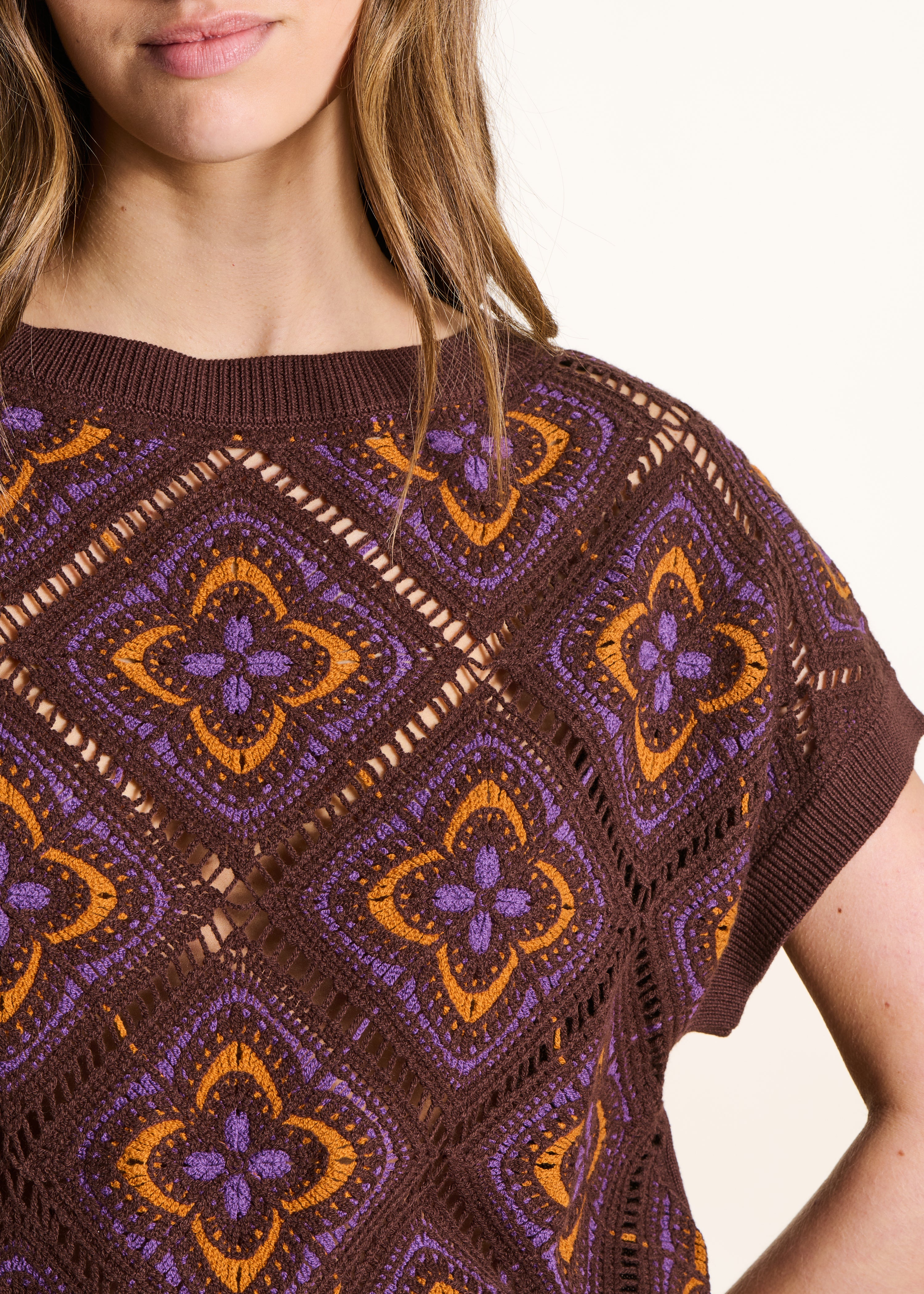 Pull marron manches courtes en maille crochet