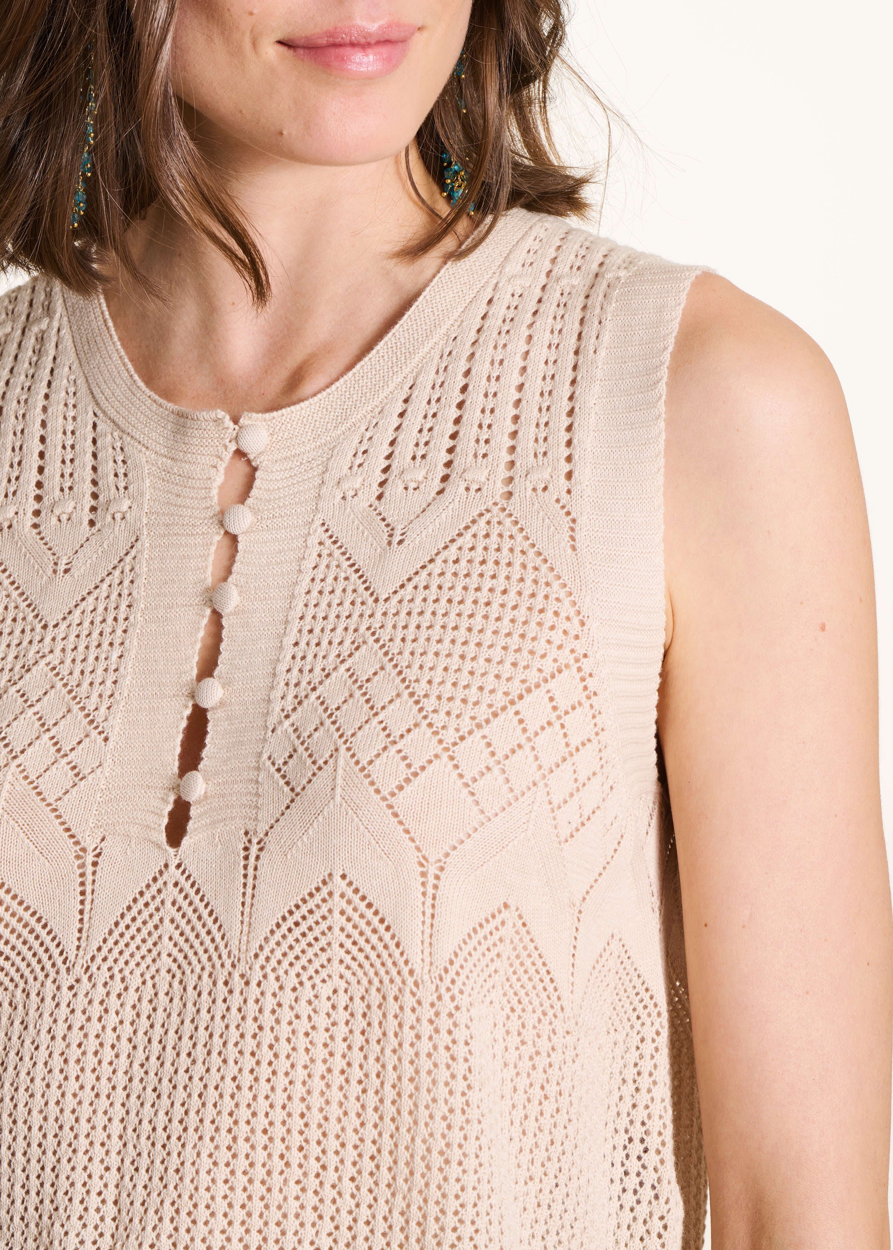 Maglia corta beige senza maniche in maglia traforata