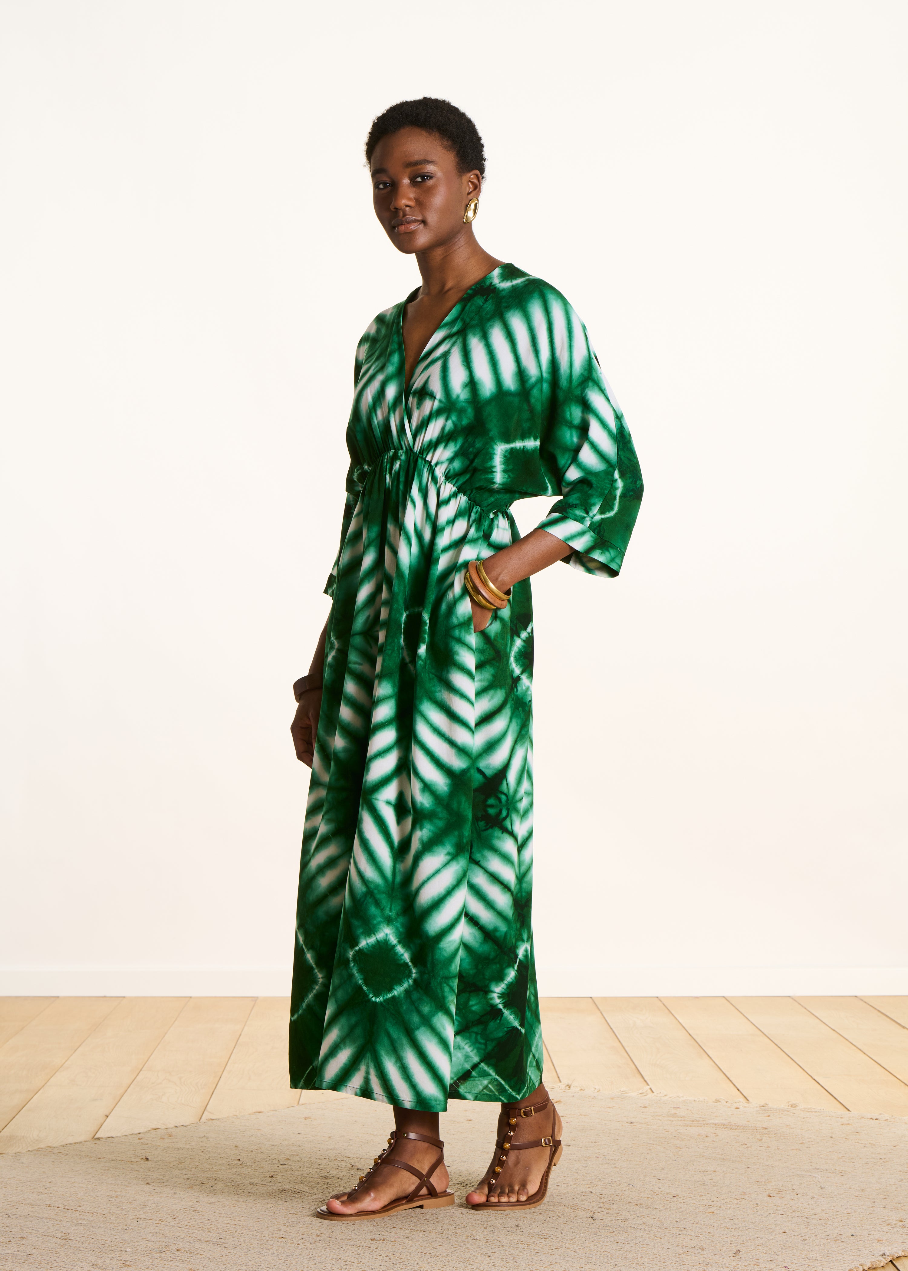 Long green dress with 3/4 sleeves and print