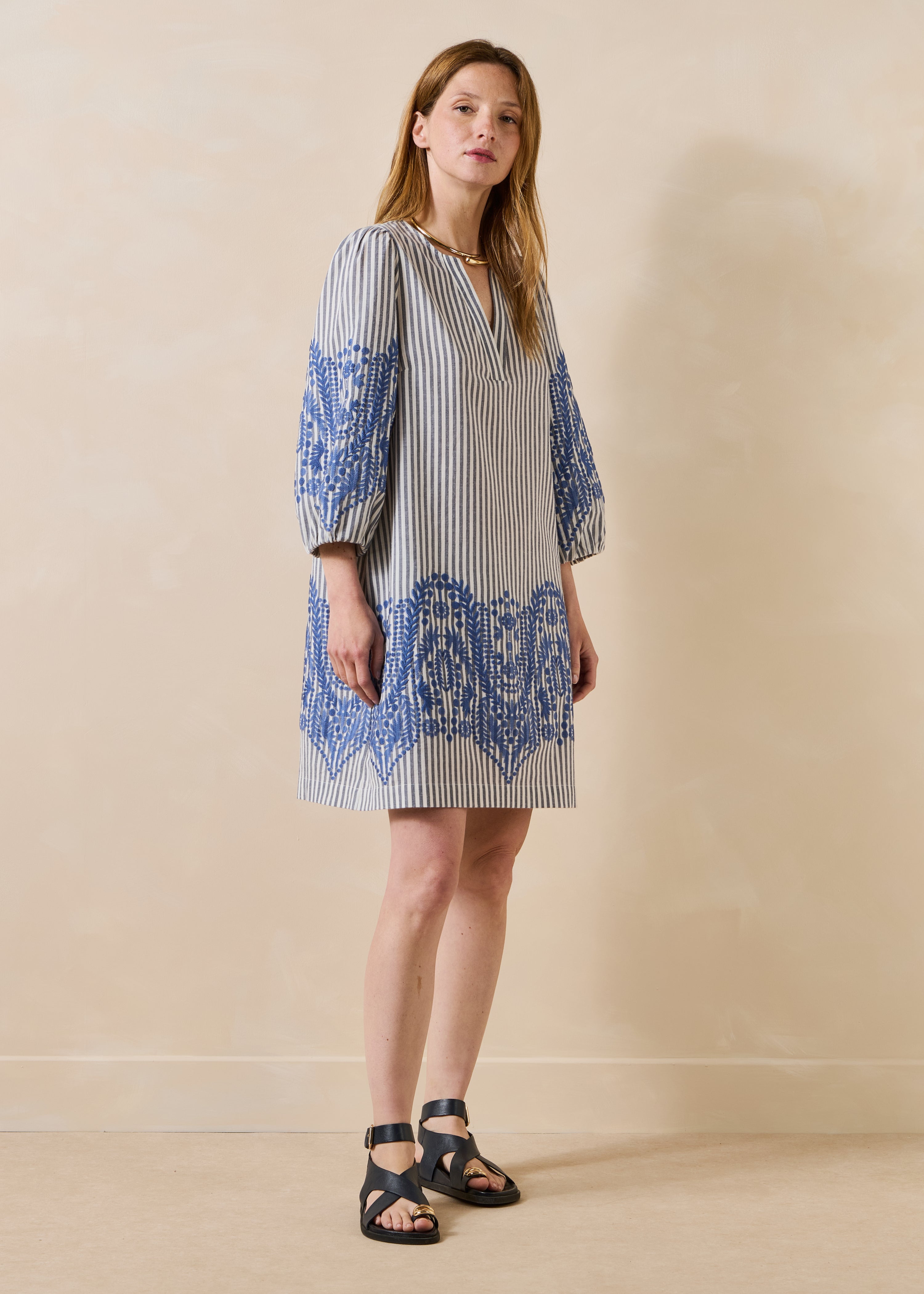 Robe courte à rayures et motif jacquard bleu marine