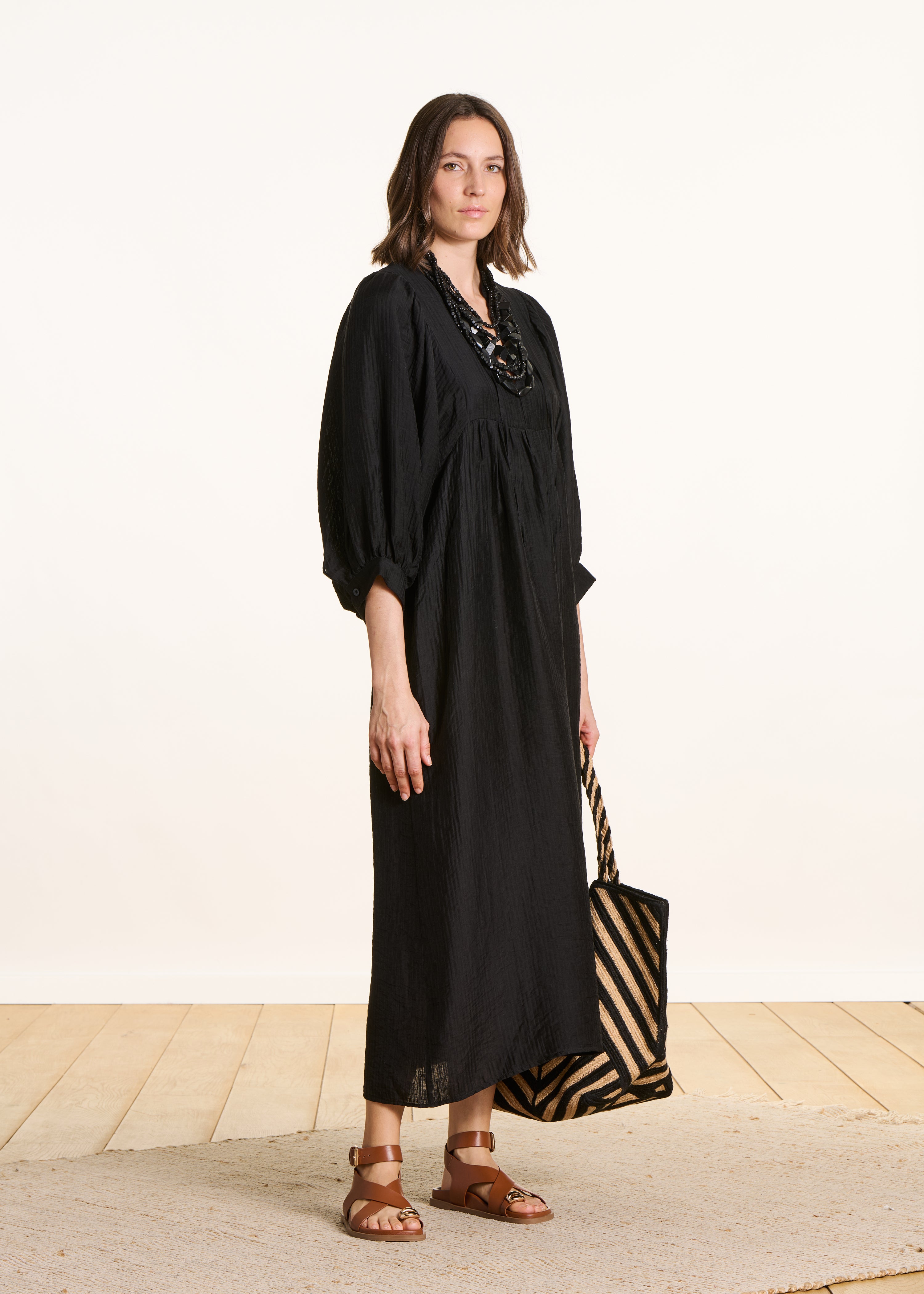 Robe longue ample noire manches 3/4