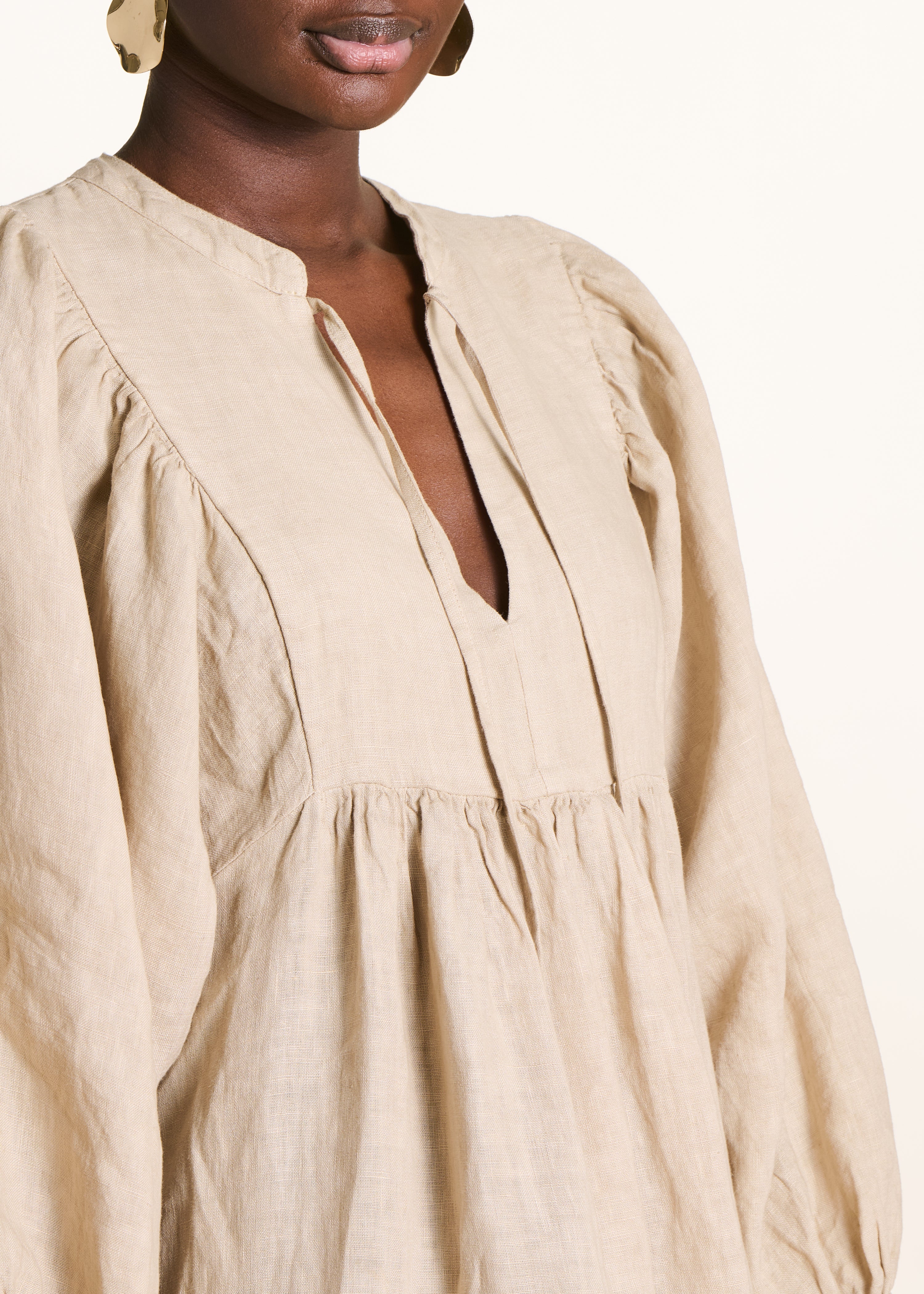 Robe longue beige en lin à manches longues