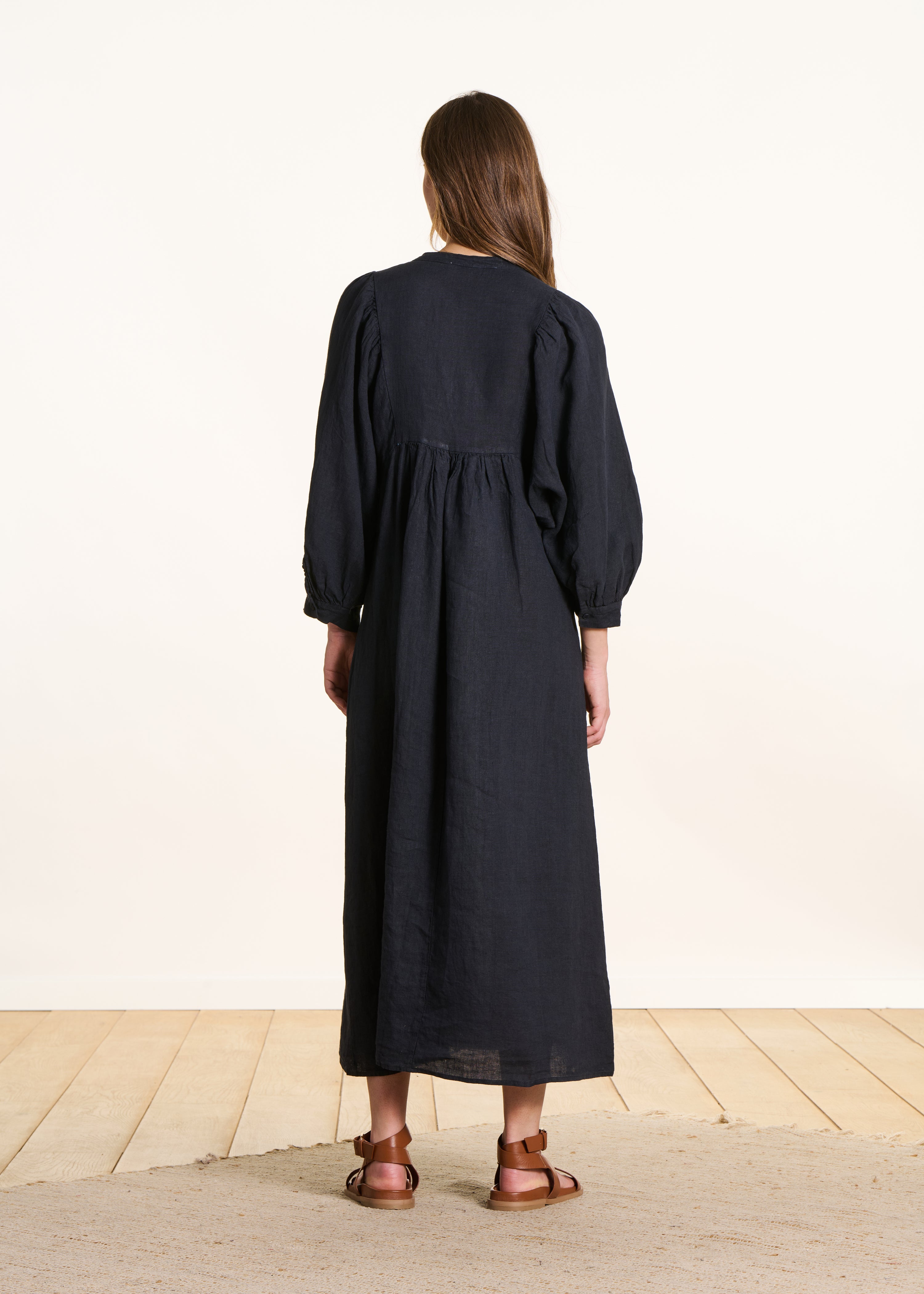 Robe longue bleu foncé en lin à manches longues