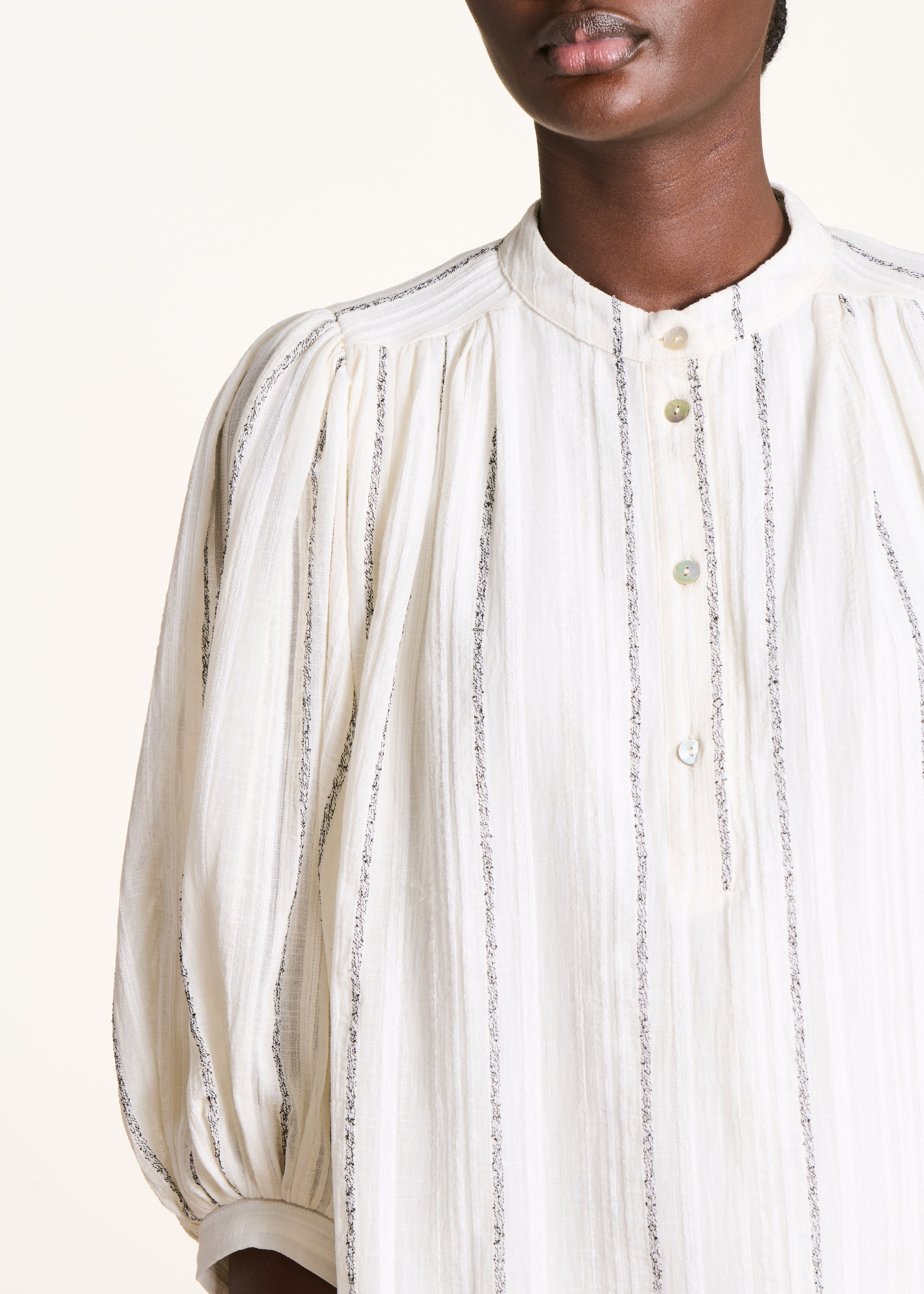 Kurzes Kleid in Ecru mit Streifen