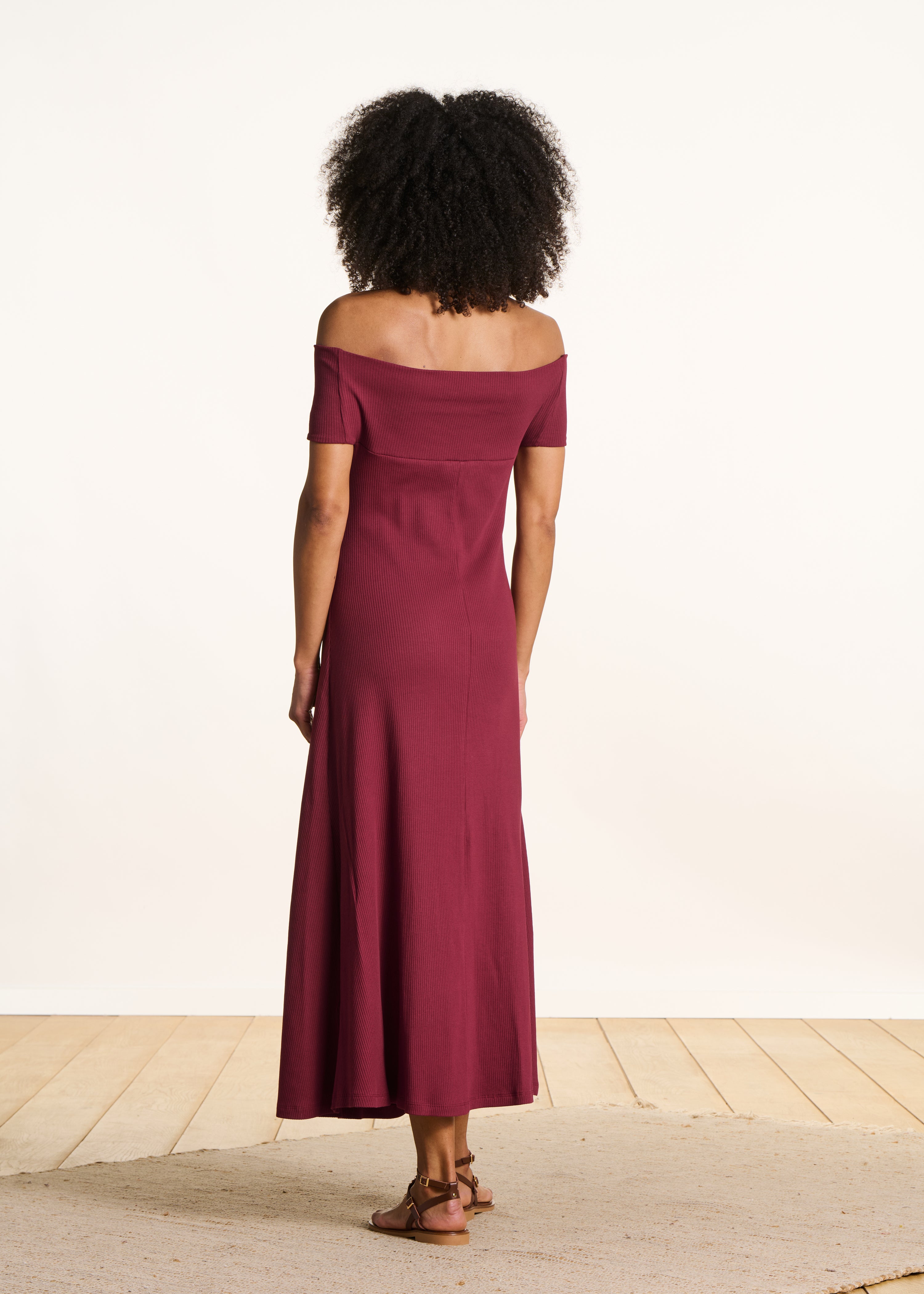 Robe midi bordeaux cintrée col bardot croisé