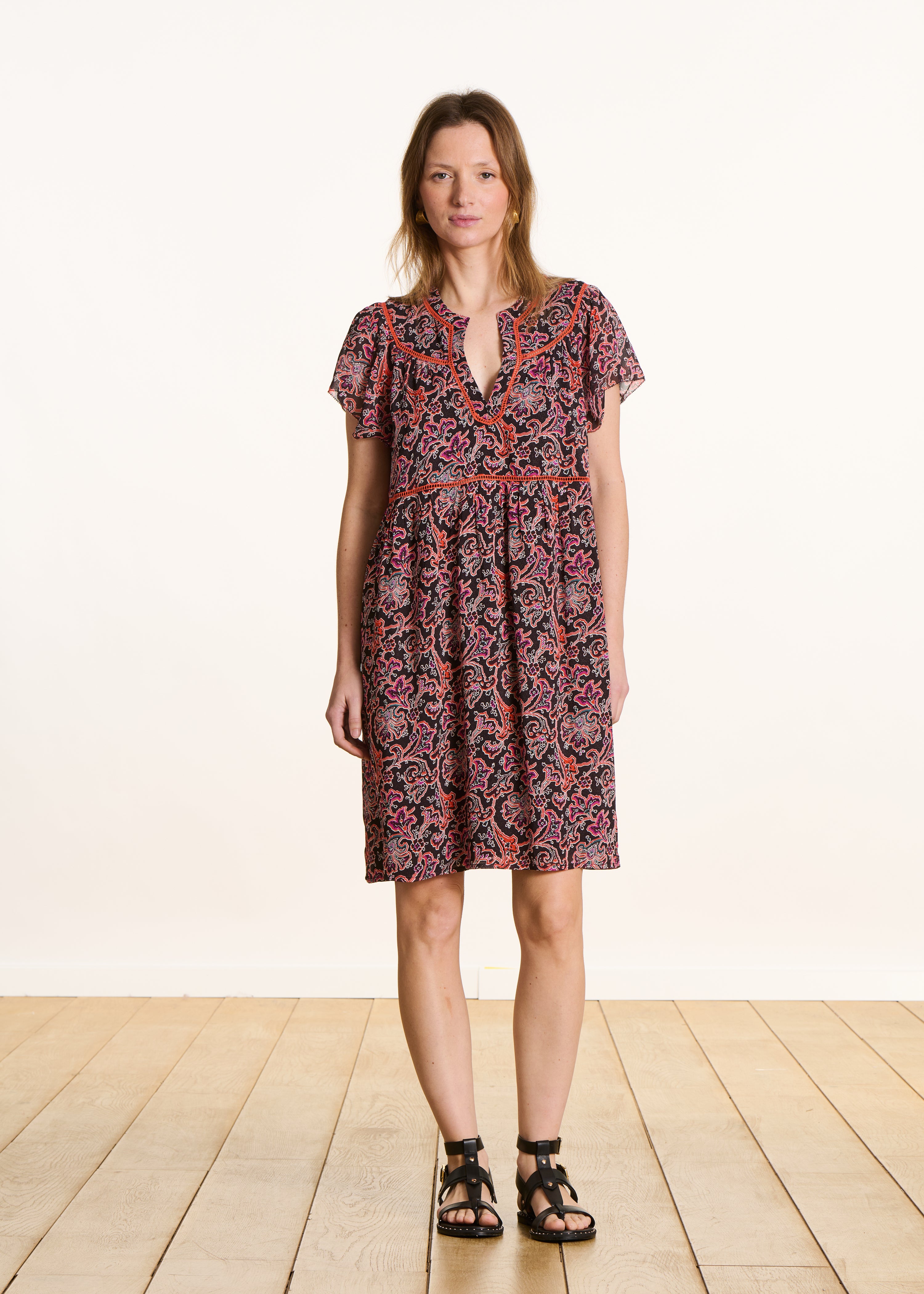Robe courte droite noire à imprimé floral